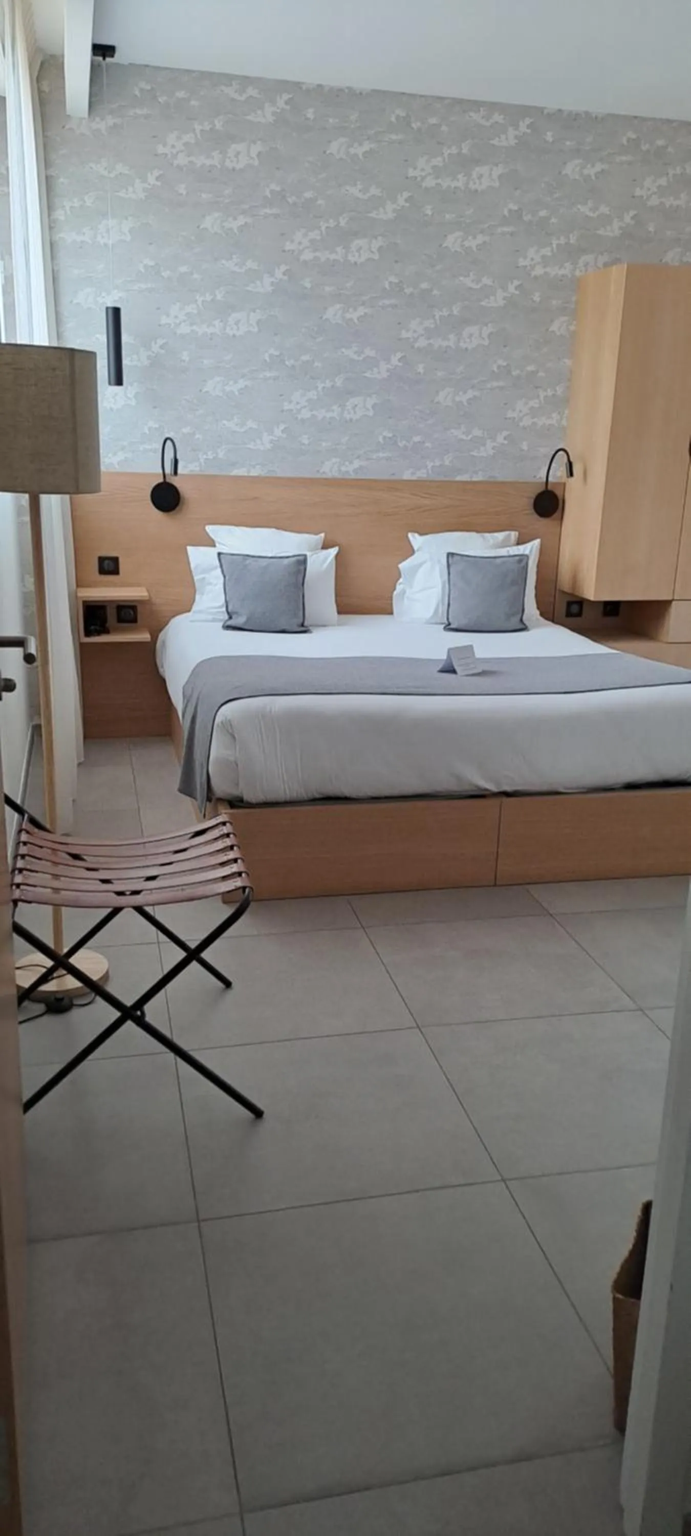 Property building, Bed in Hôtel L'Albatros