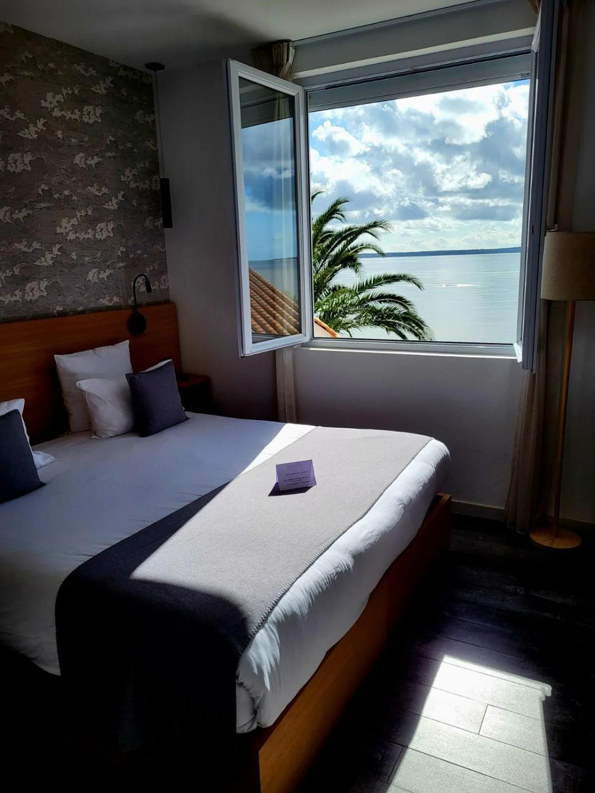 Property building, Bed in Hôtel L'Albatros
