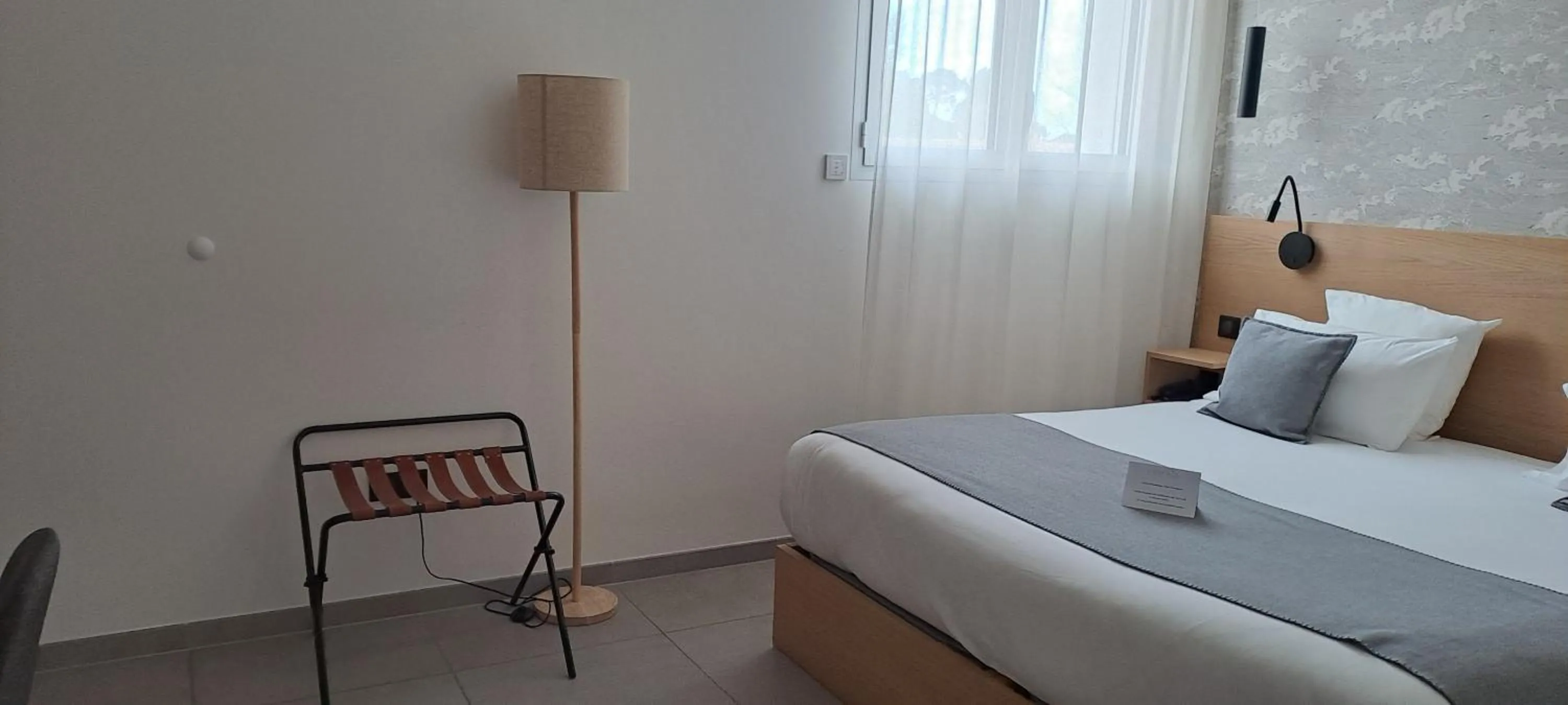 Property building, Bed in Hôtel L'Albatros