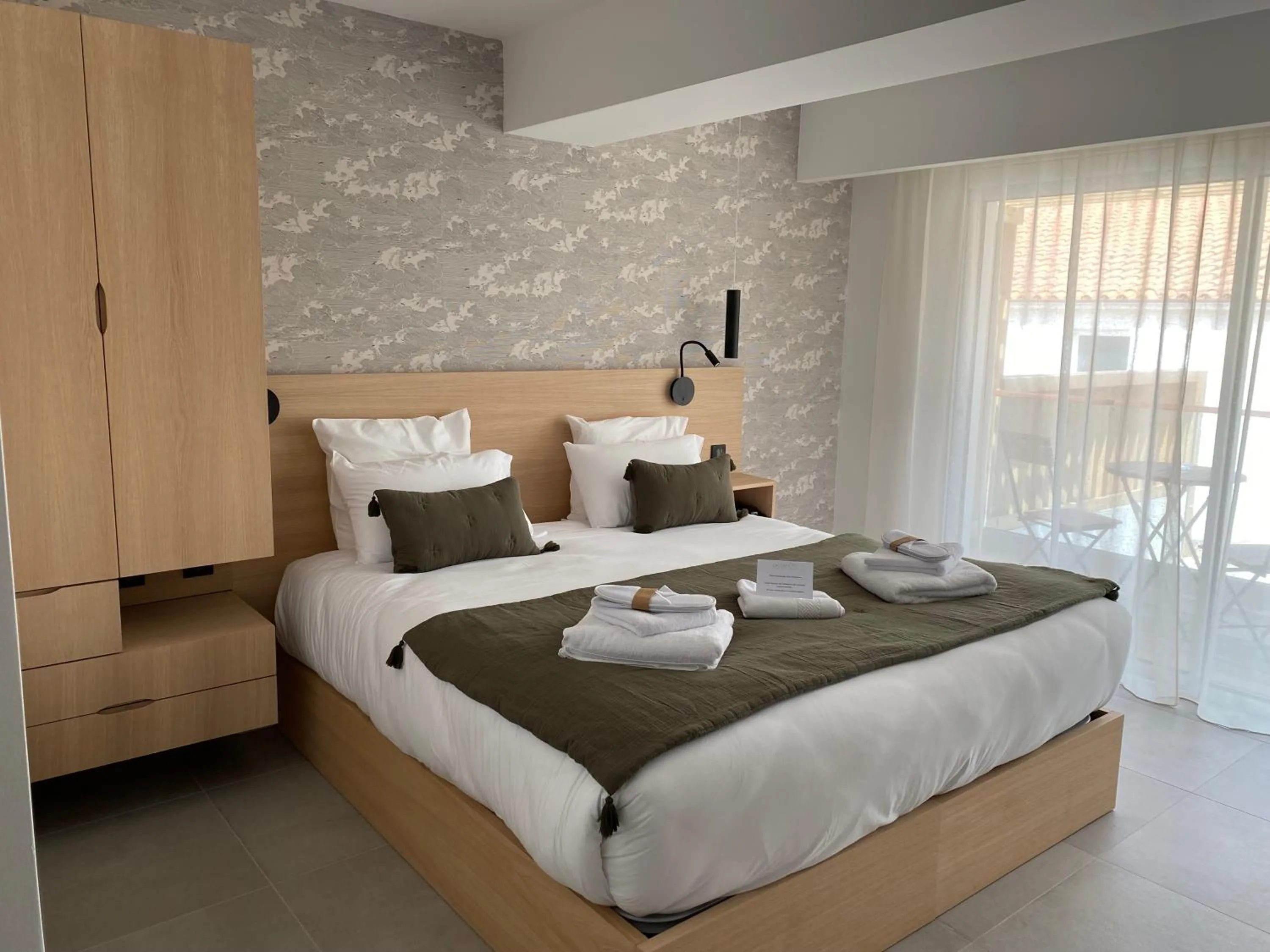 Bedroom, Bed in Hôtel L'Albatros