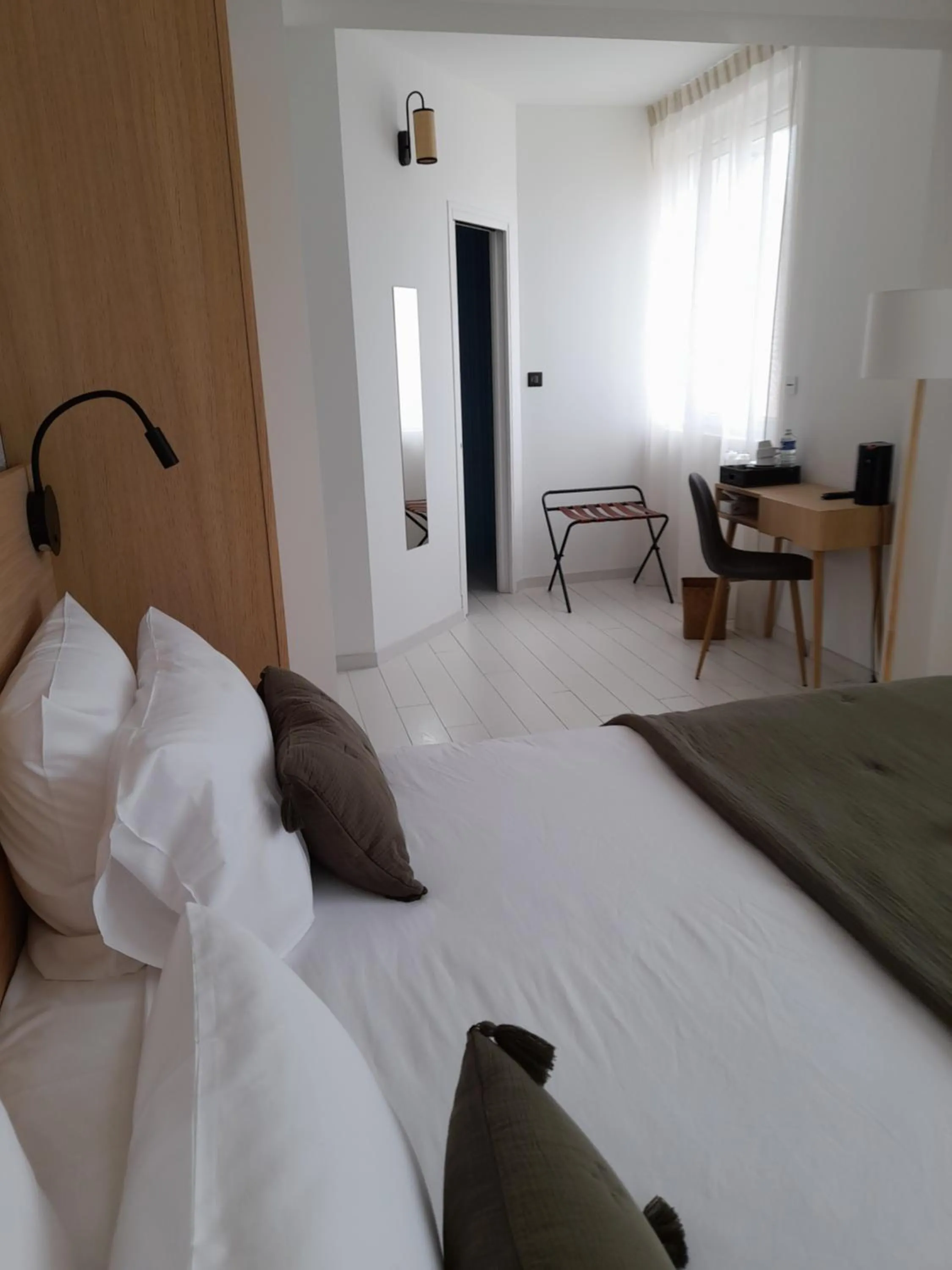 Property building, Bed in Hôtel L'Albatros