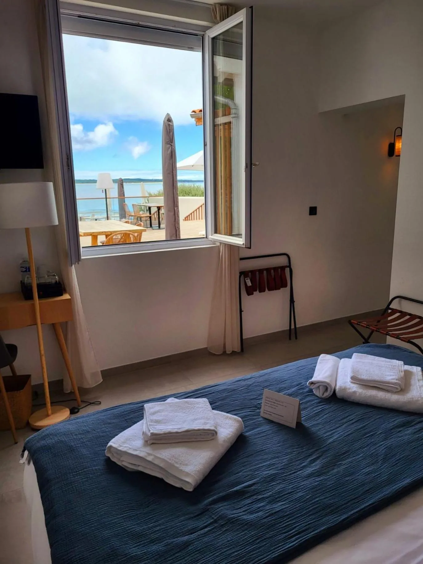 Property building, Bed in Hôtel L'Albatros
