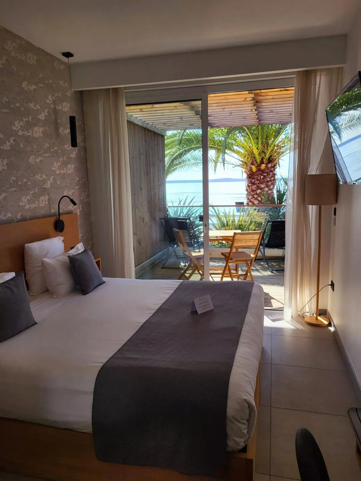 Property building, Bed in Hôtel L'Albatros