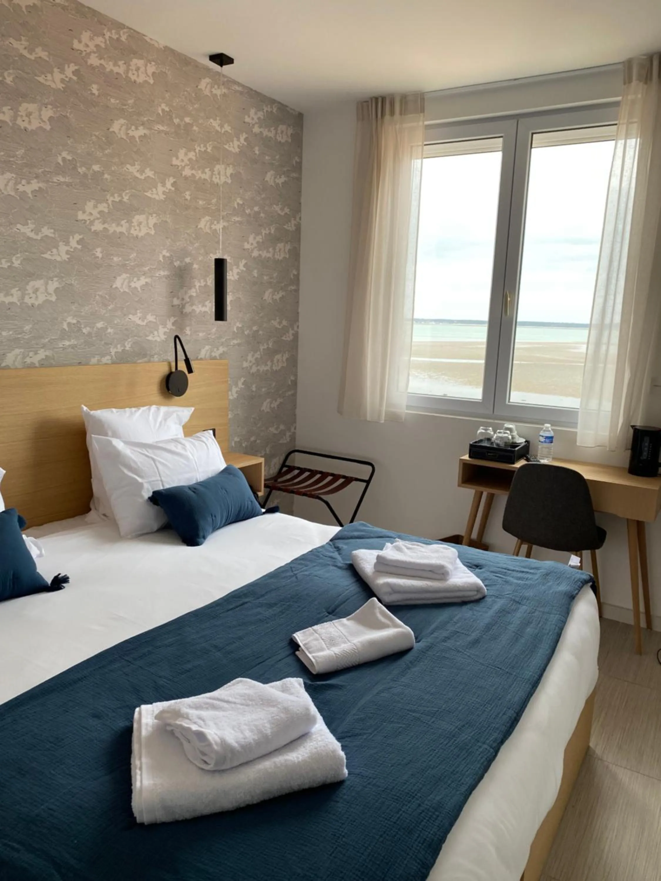 Bedroom, Bed in Hôtel L'Albatros