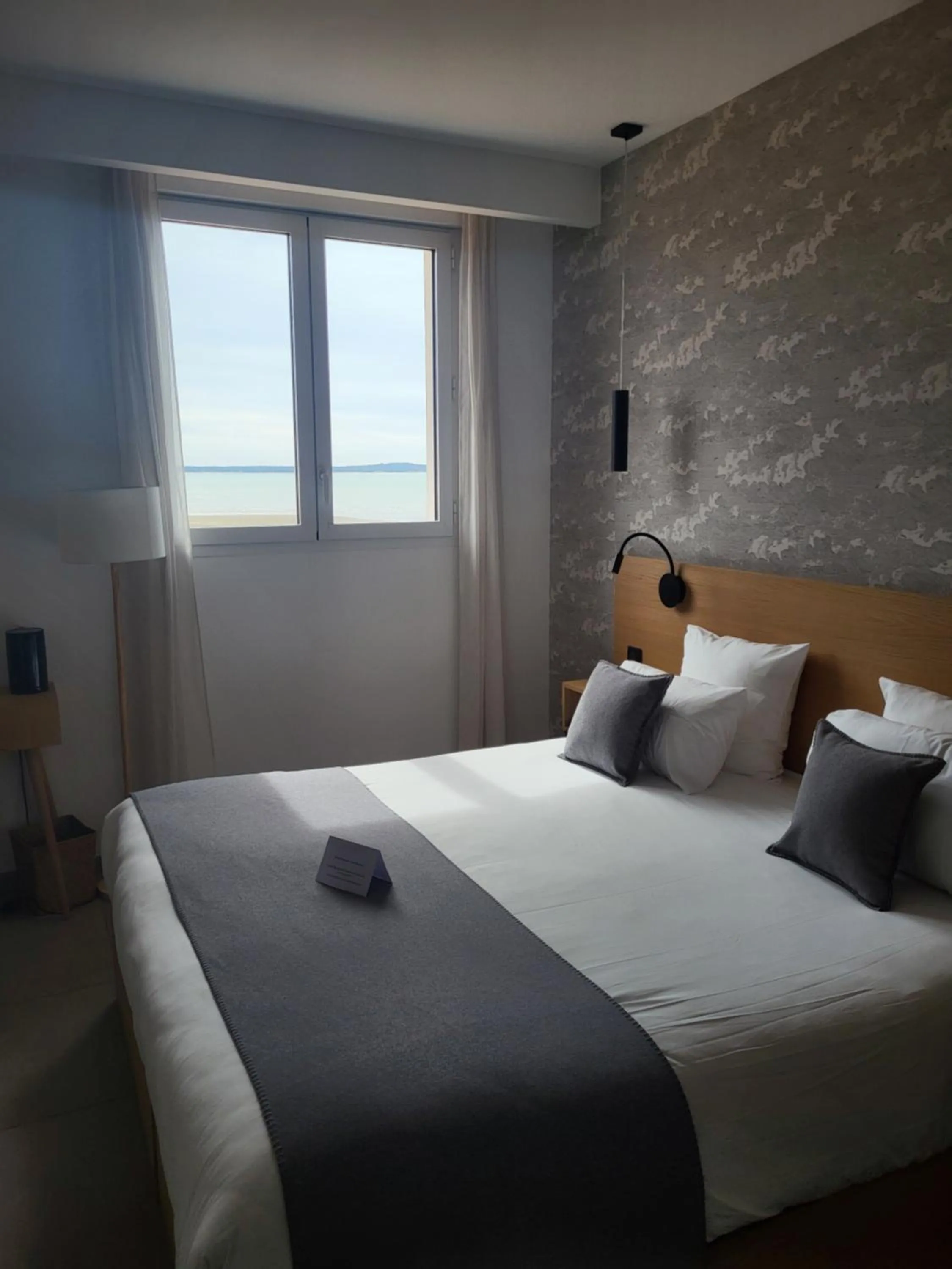 Property building, Bed in Hôtel L'Albatros
