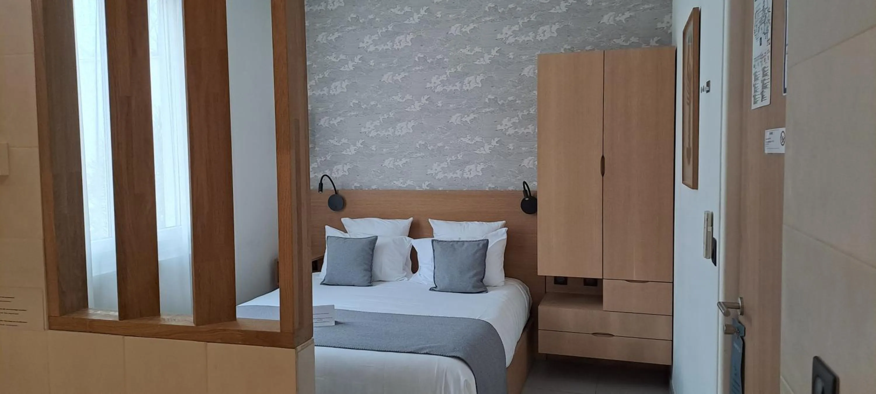 Property building, Bed in Hôtel L'Albatros