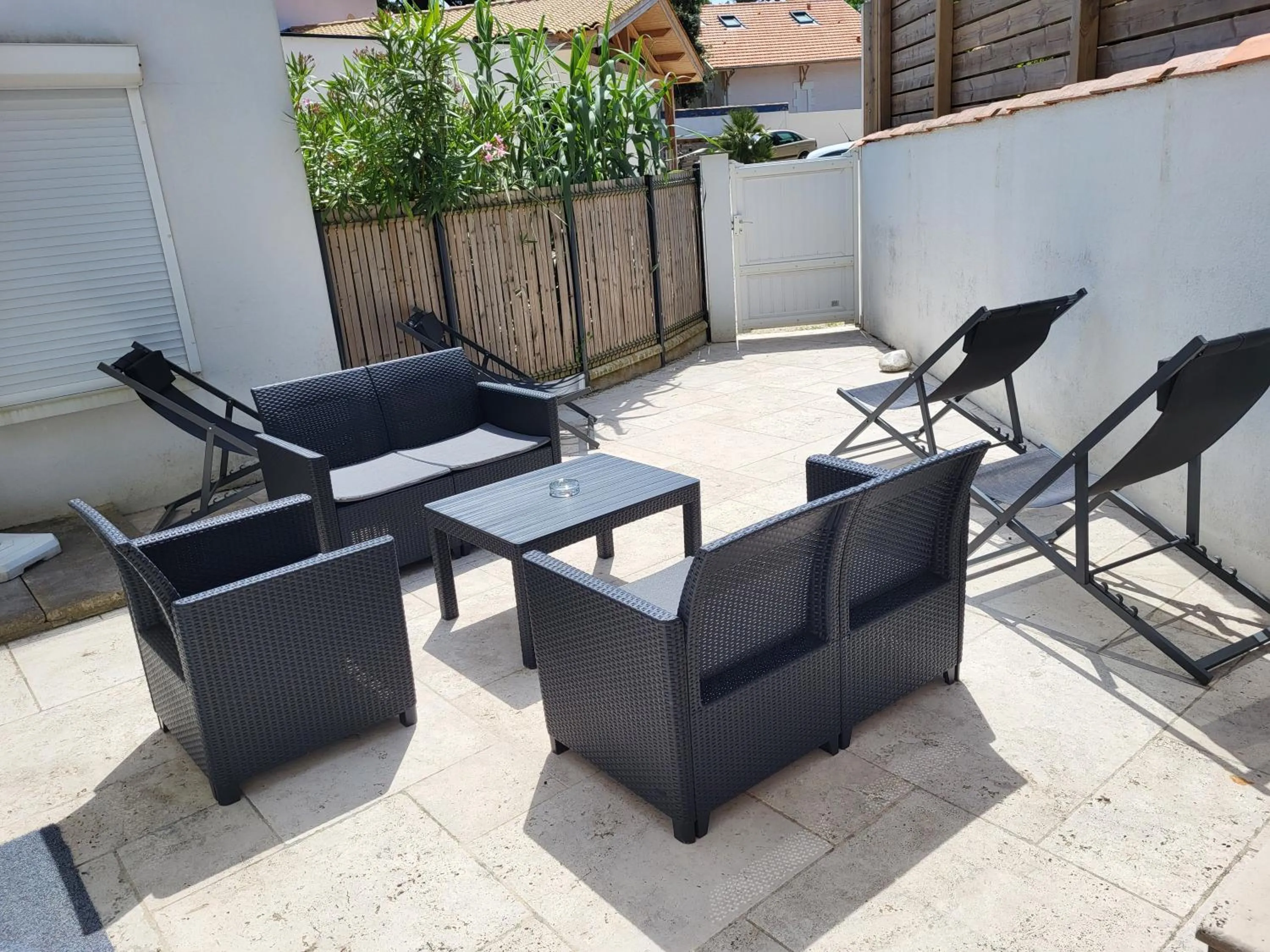 Patio in Hôtel L'Albatros