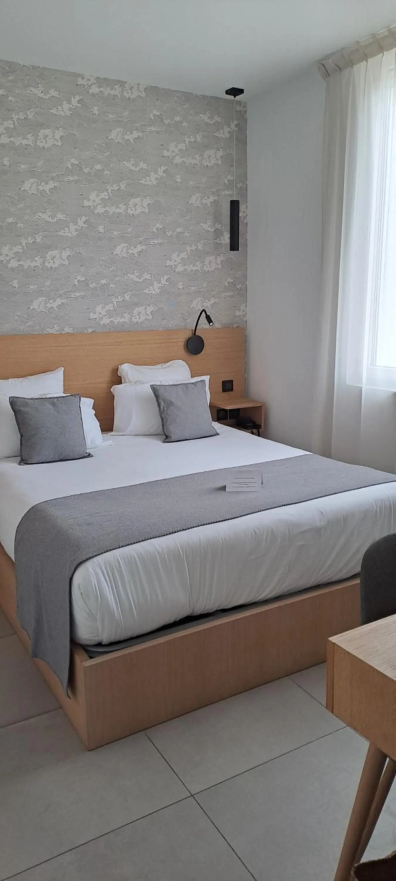Property building, Bed in Hôtel L'Albatros