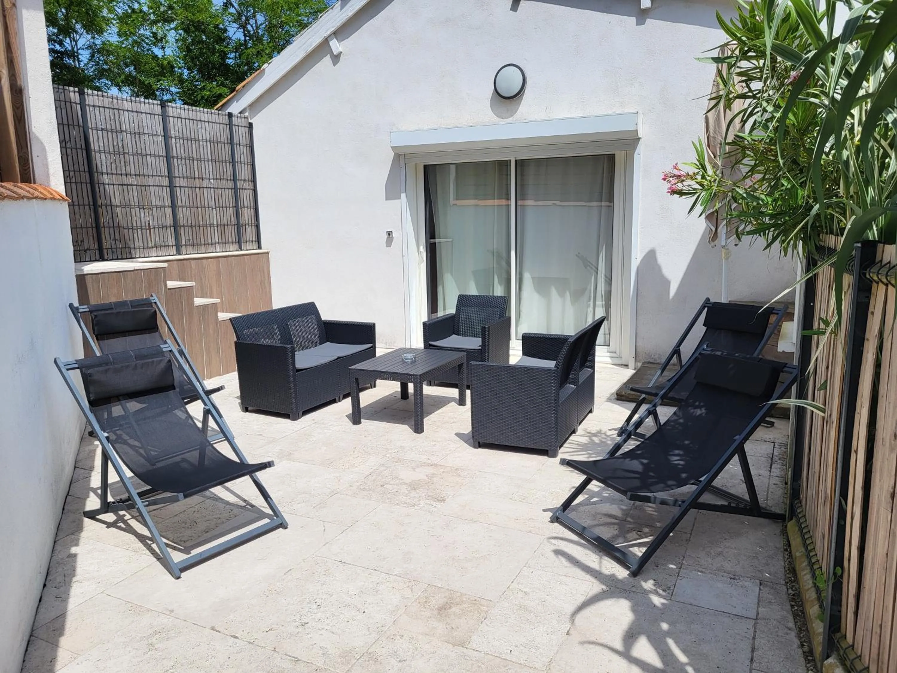 Patio in Hôtel L'Albatros