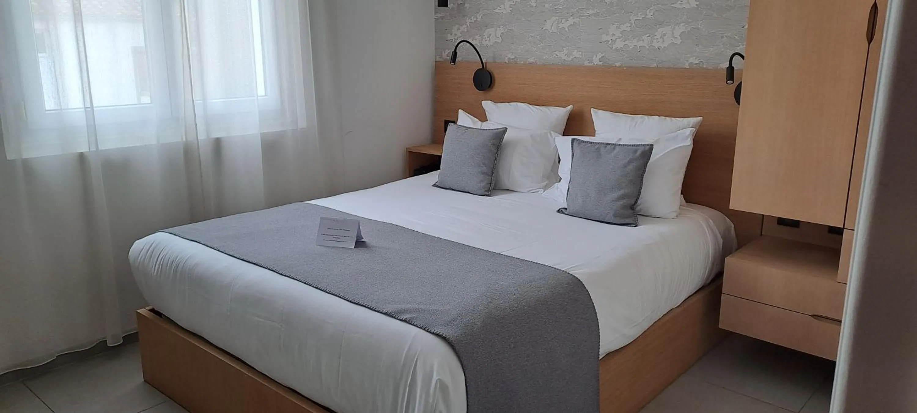Property building, Bed in Hôtel L'Albatros