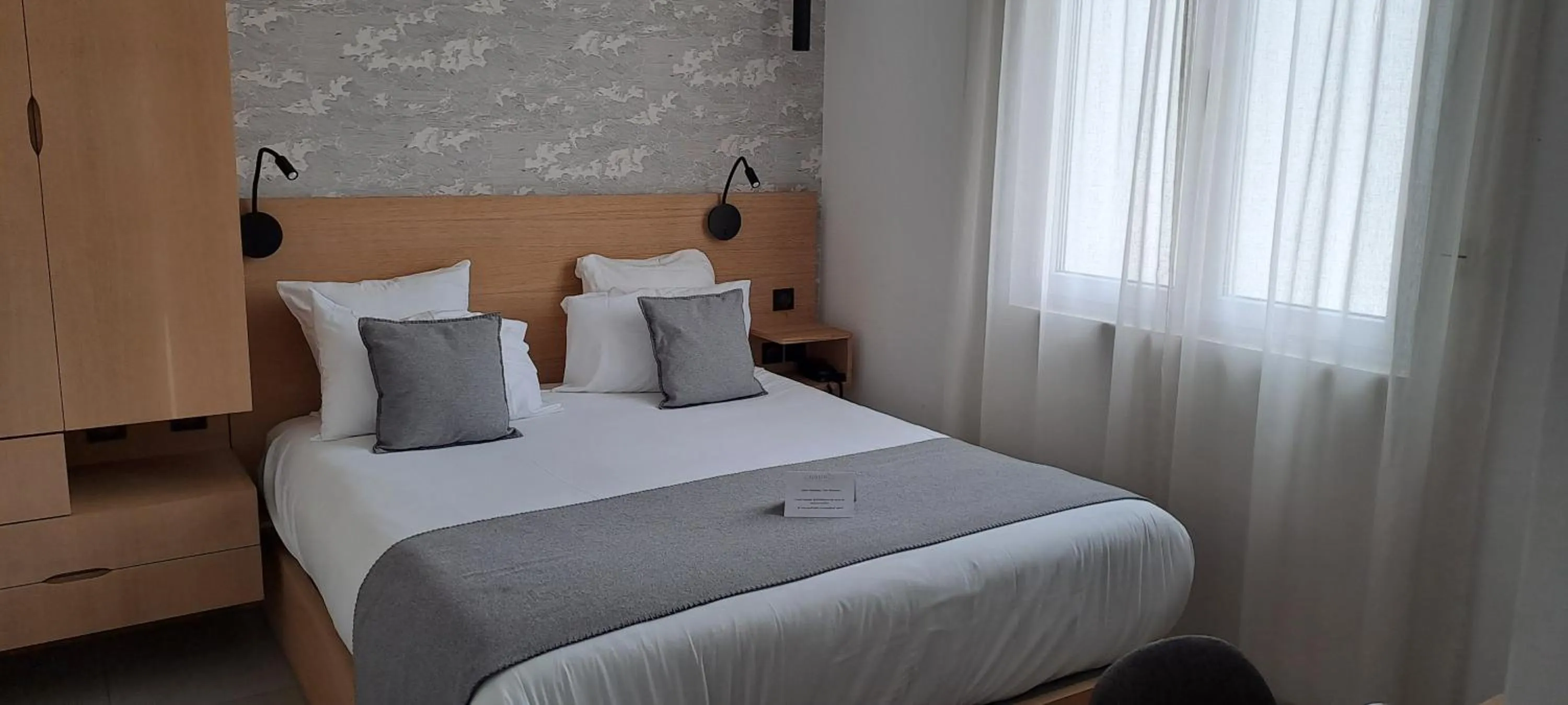 Property building, Bed in Hôtel L'Albatros