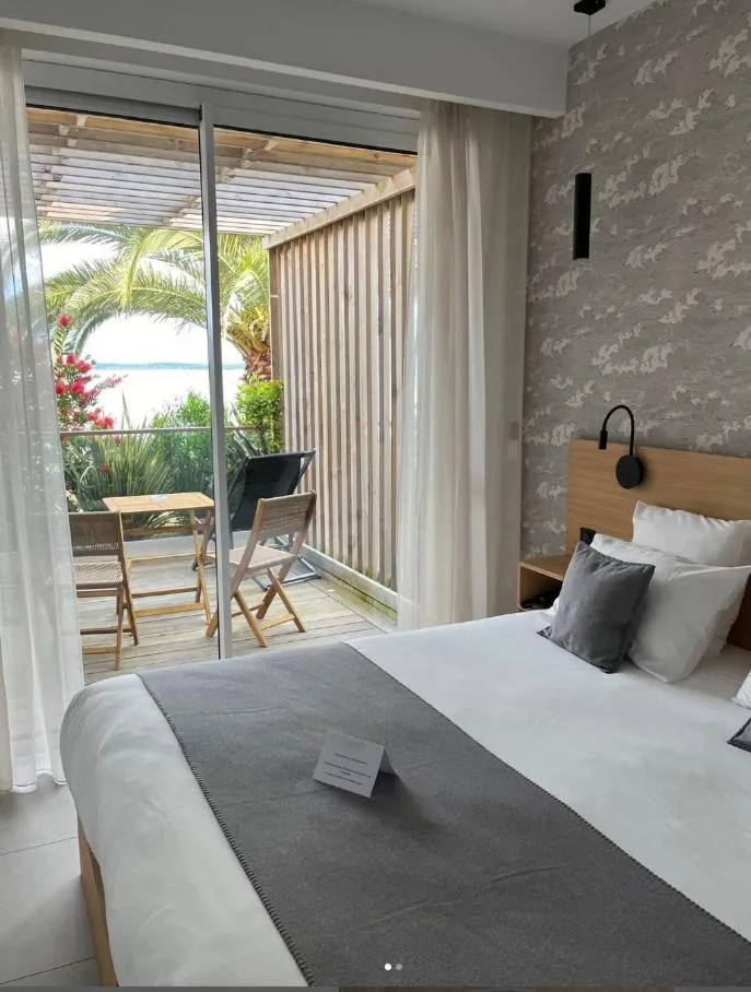 Property building, Bed in Hôtel L'Albatros