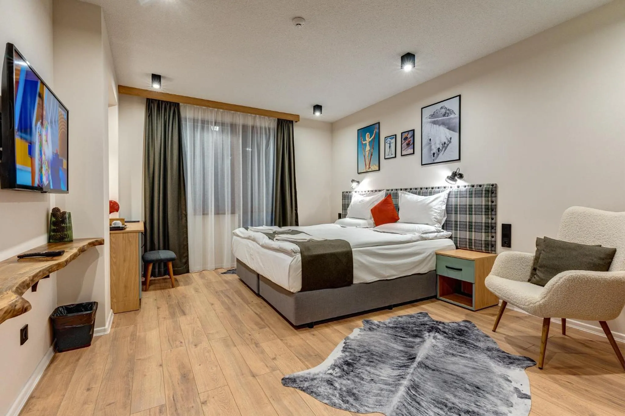 Bed in Mountain Lake Hotel