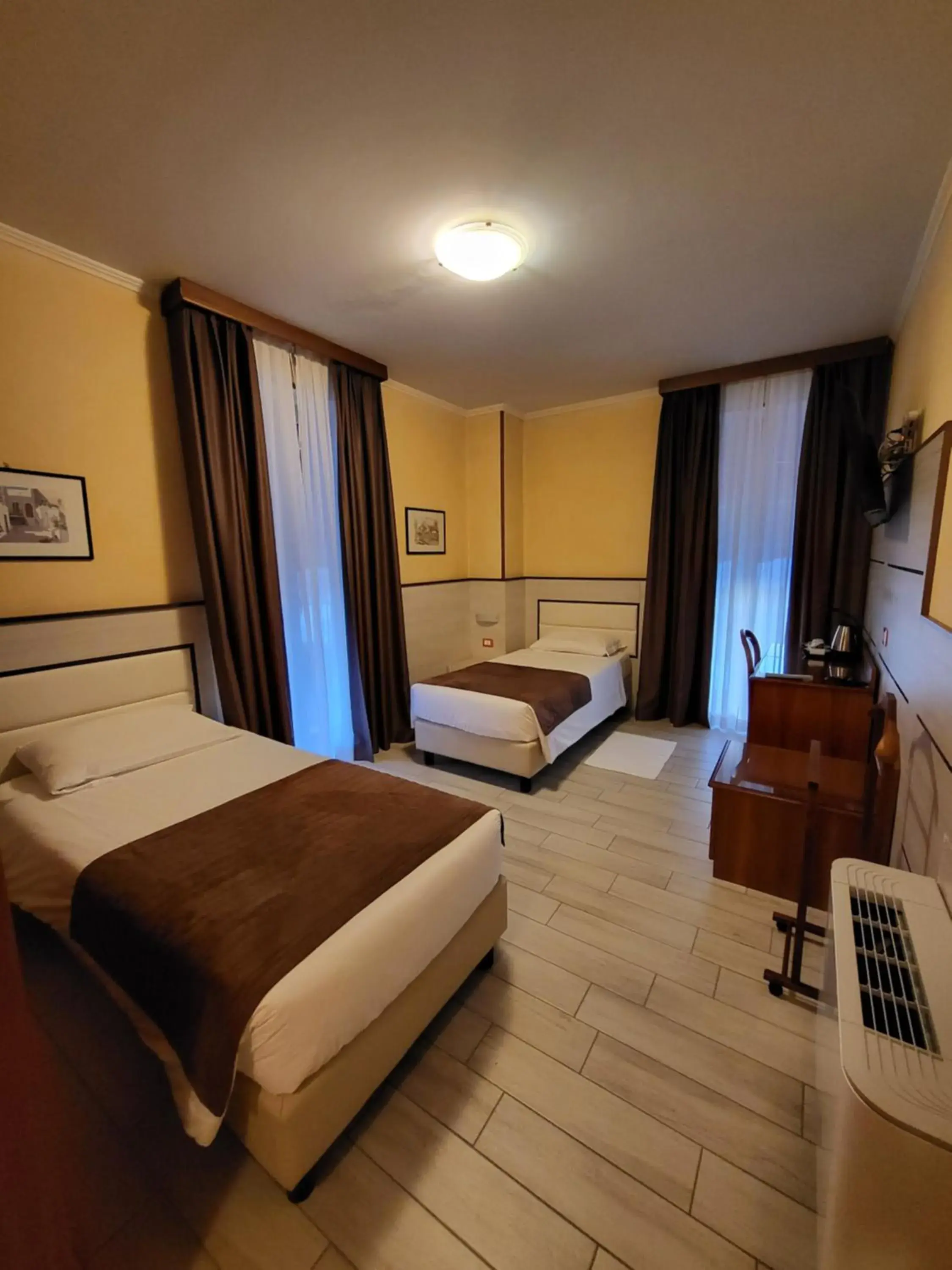 Twin Room with Balcony in Hotel Lenotel Twin Room with Balcony in Hotel Lenotel