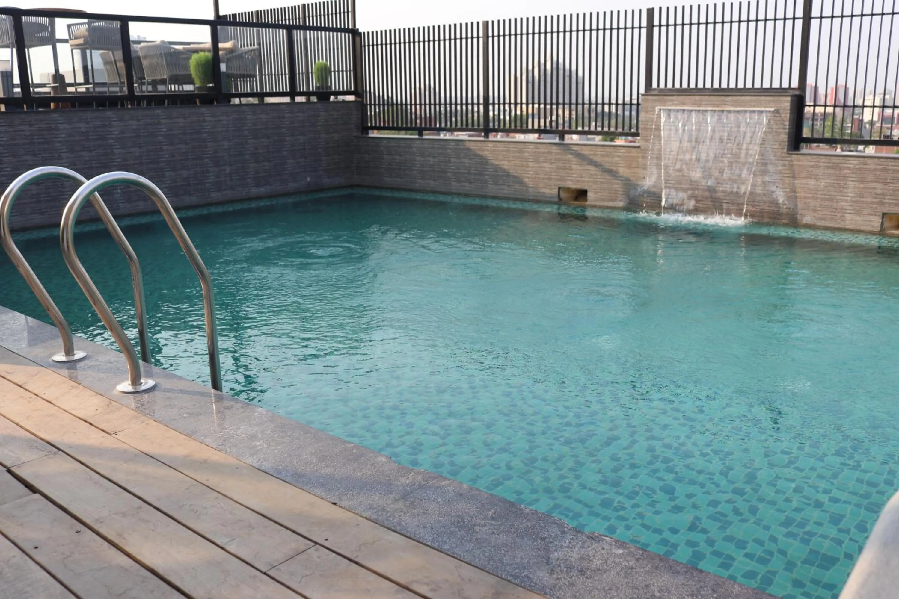 Swimming pool in Comfort Hotel Vista