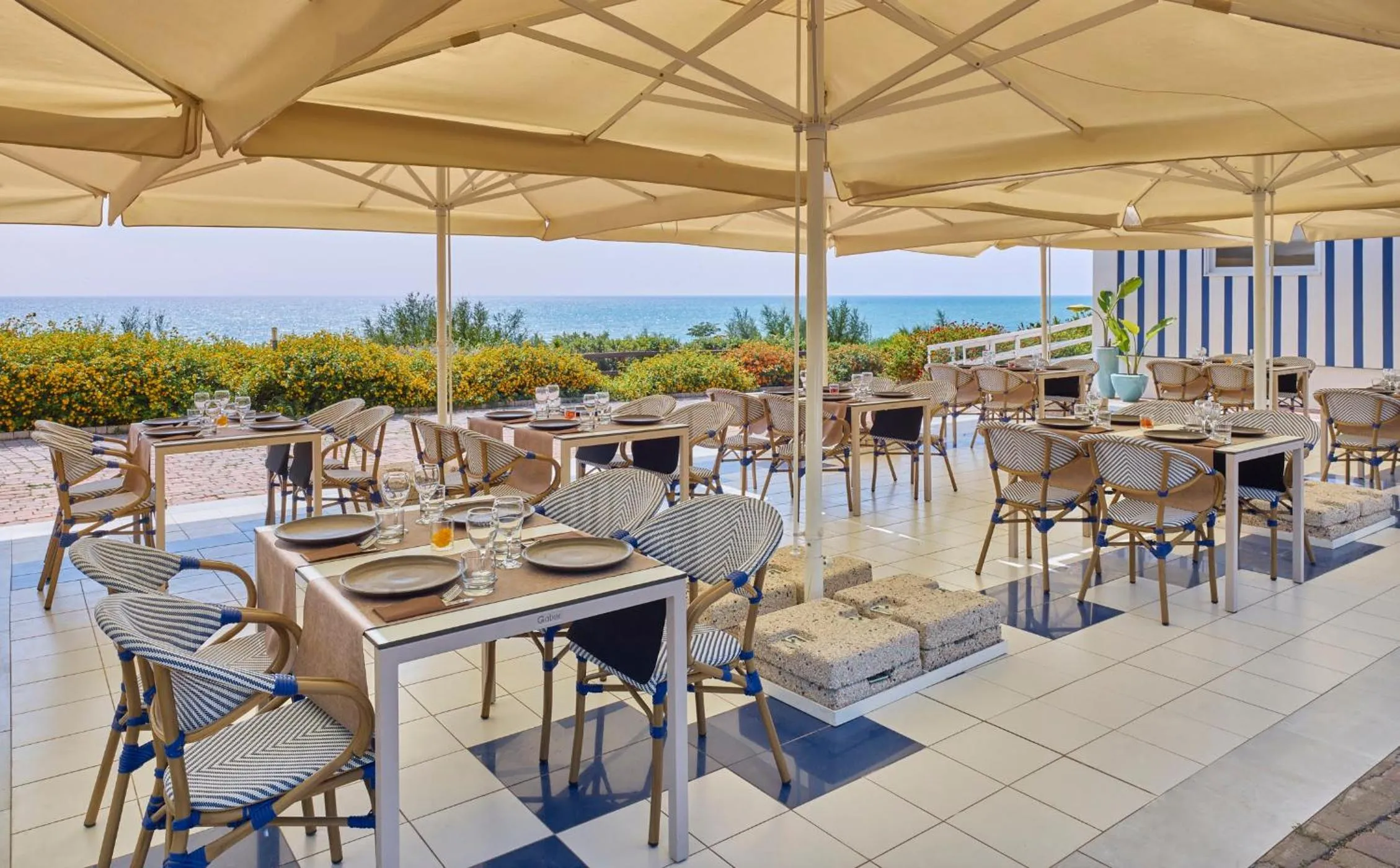 Restaurant/places to eat in Serenusa Resort