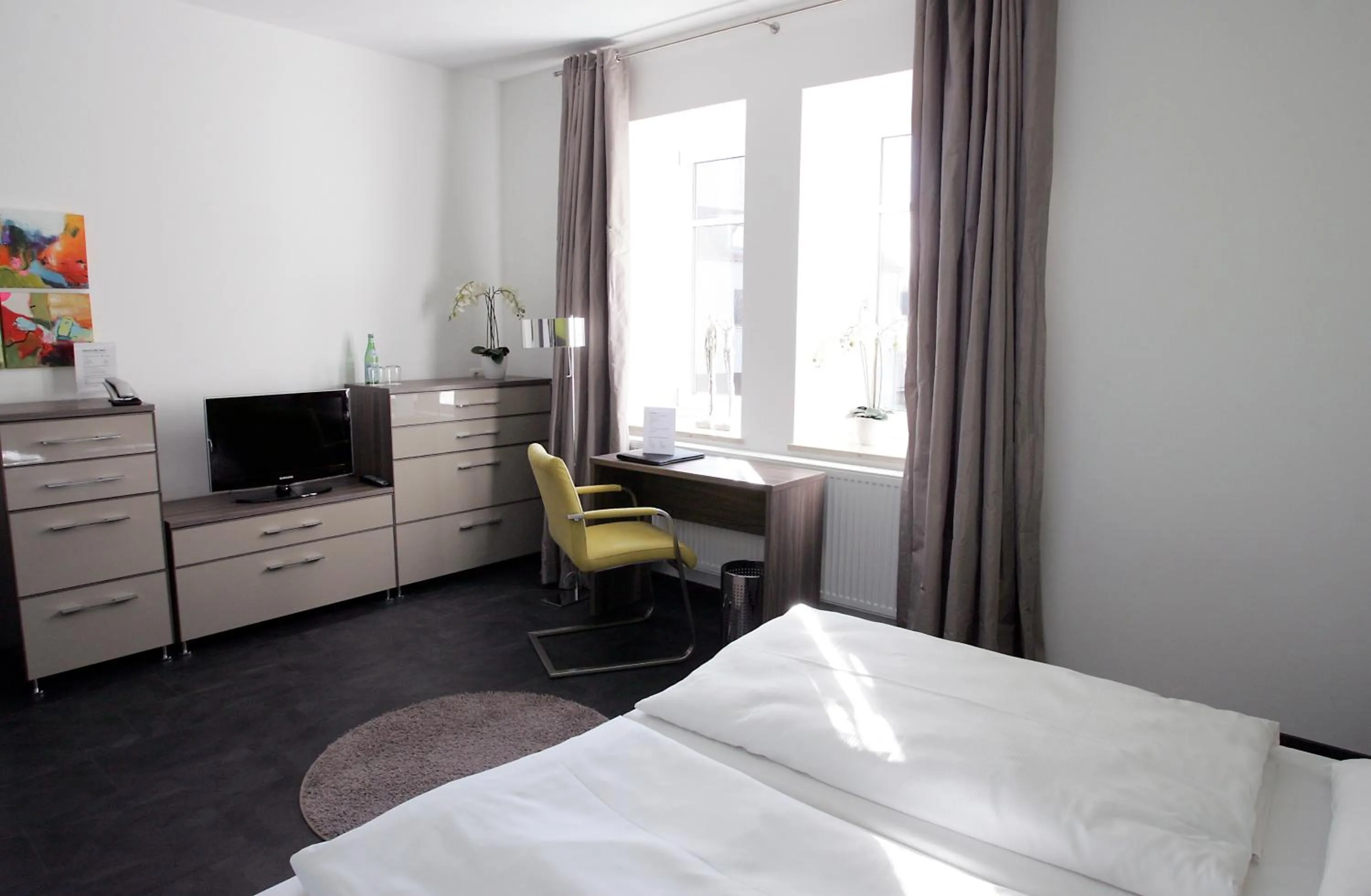 Seating area, Bed in Hotel am Hof