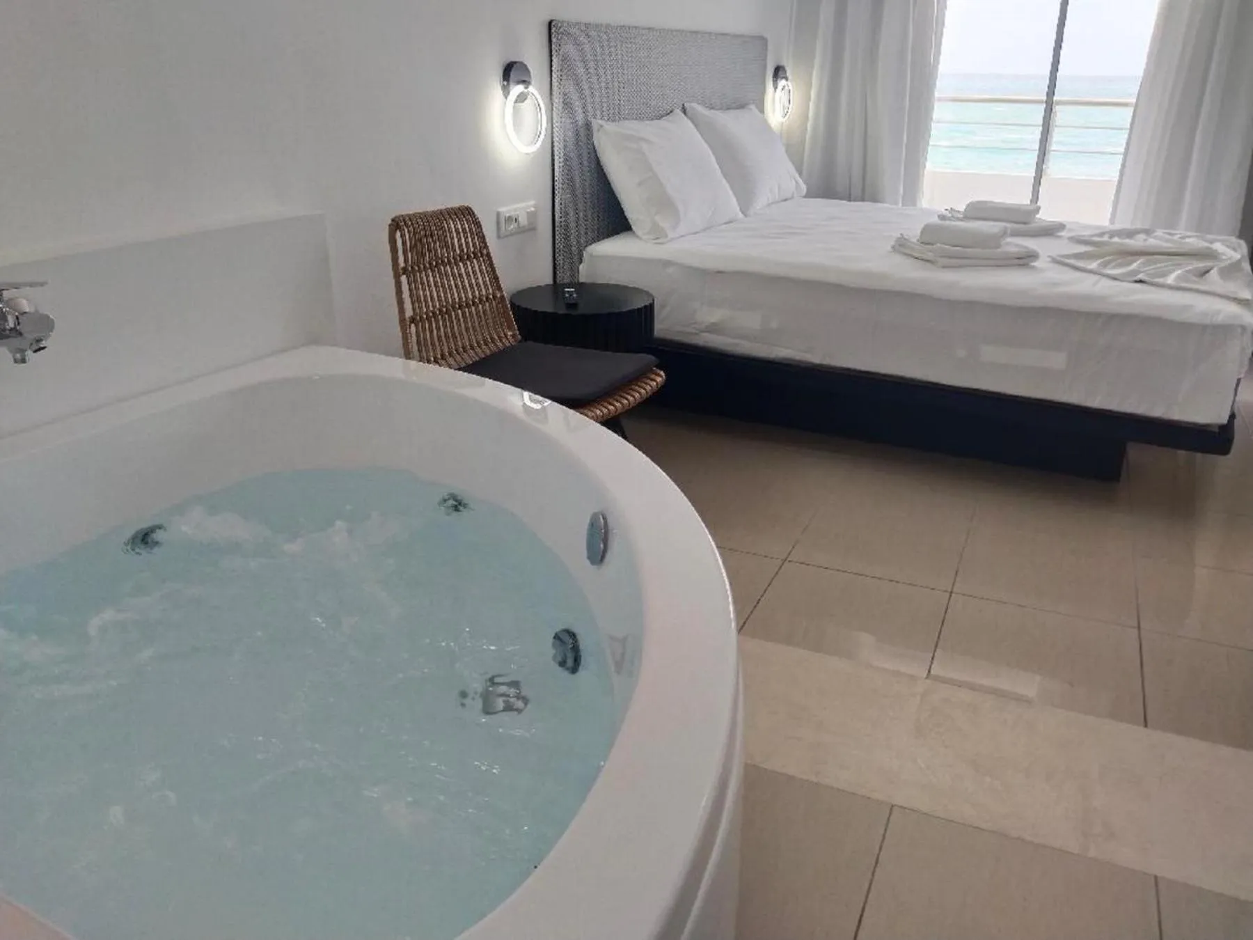 Hot Tub in Mandy Suites