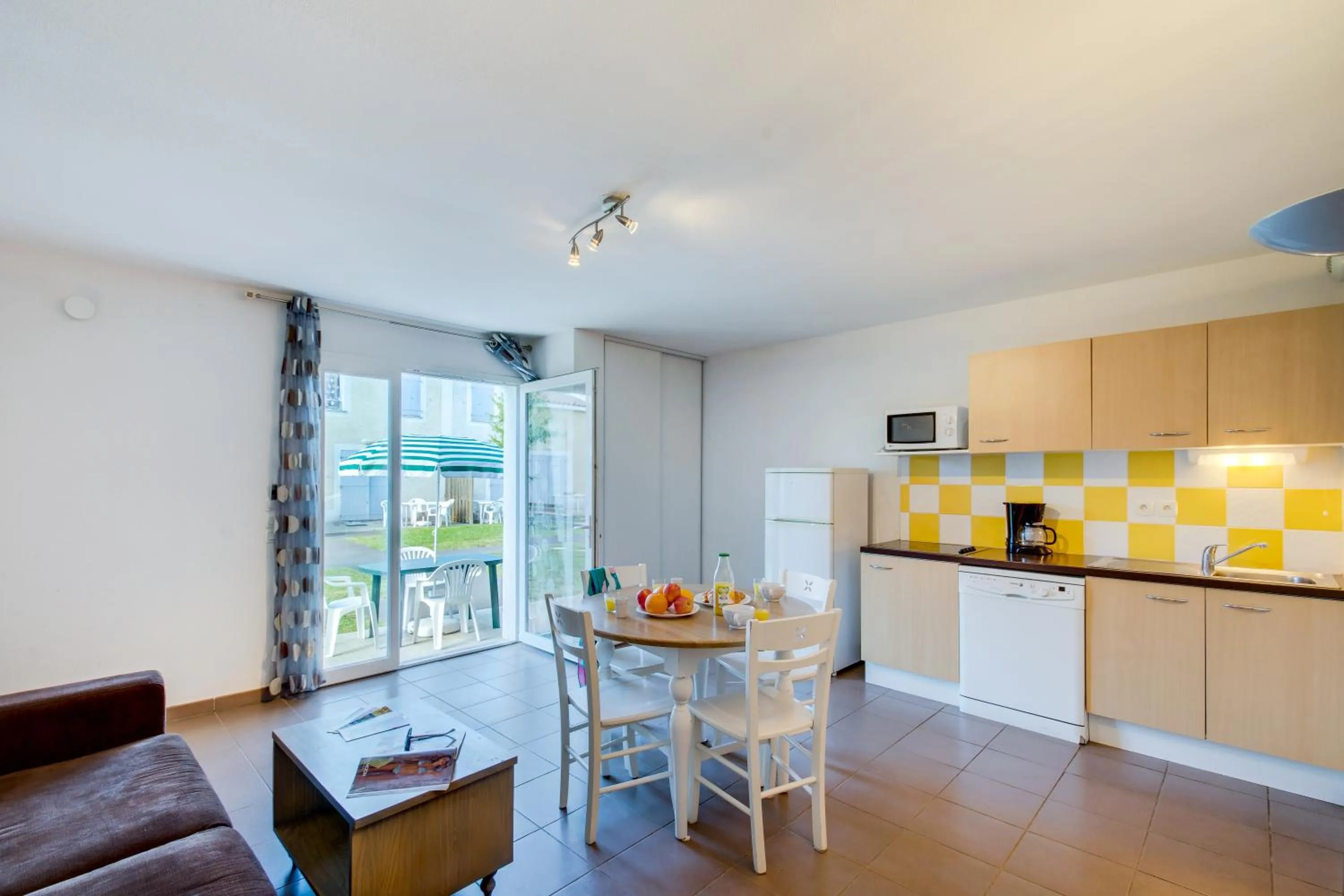 Kitchen or kitchenette in Vacancéole - Le Domaine d'Enserune