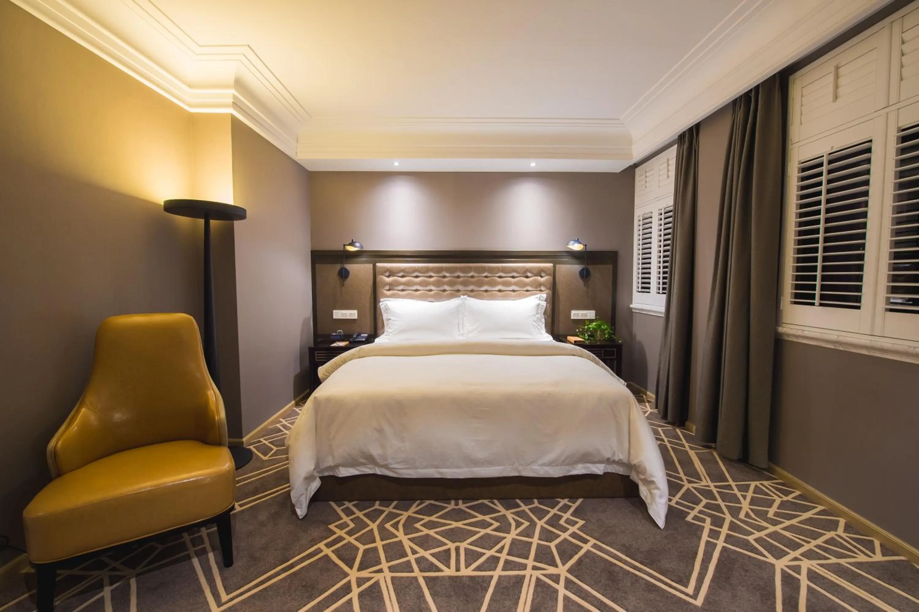 Bed in Jinjiang Metropolo Hotel Classic Nanjing Road (East) Shanghai