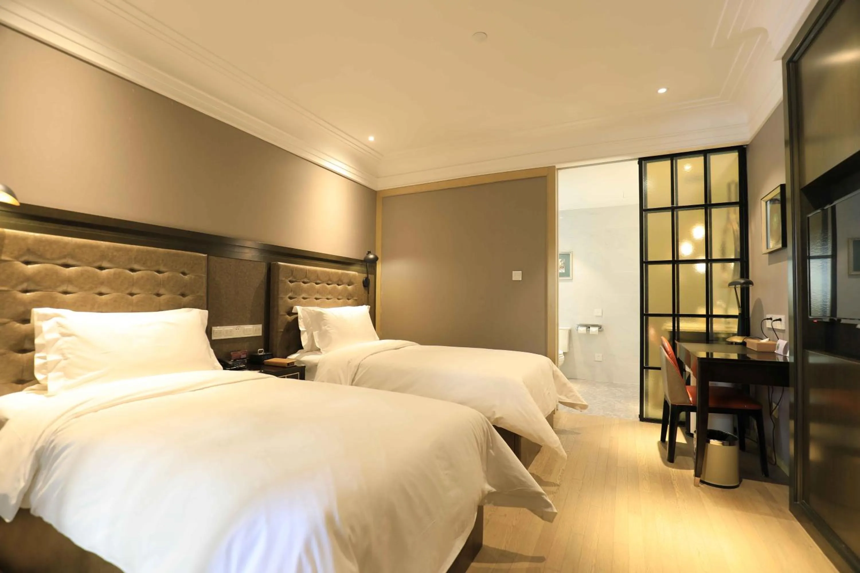 Bed in Jinjiang Metropolo Hotel Classic Nanjing Road (East) Shanghai