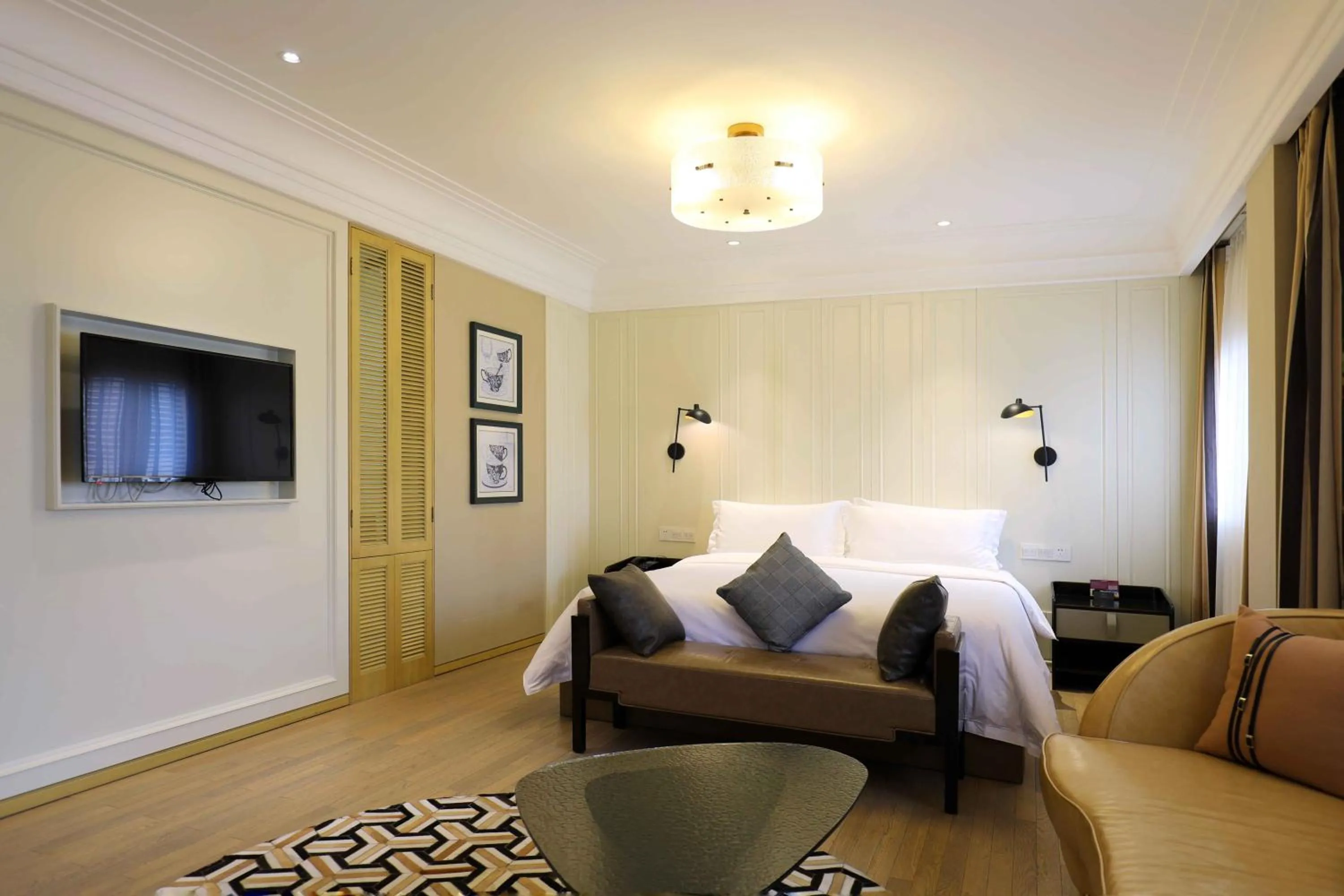 Bed in Jinjiang Metropolo Hotel Classic Nanjing Road (East) Shanghai