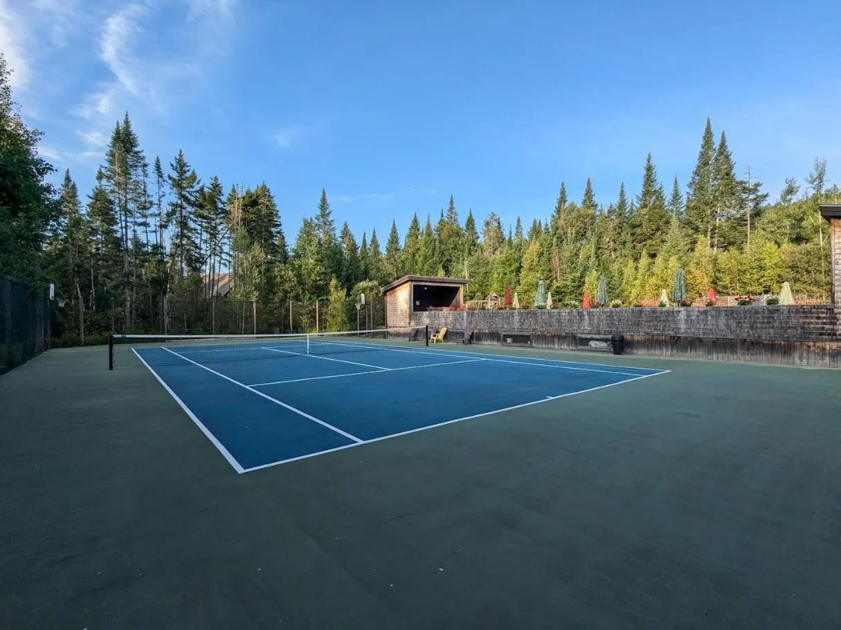 Tennis court in Tremblant Mountain Chalets