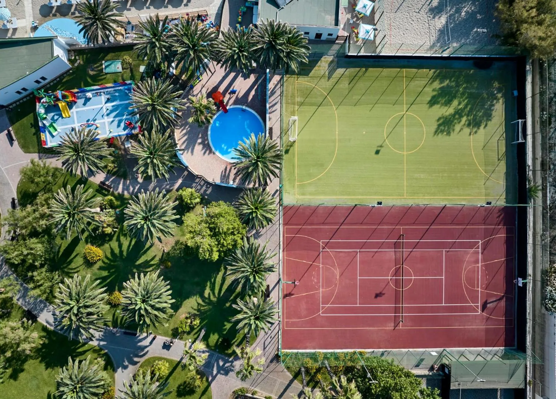 Tennis court in GranSerena Hotel