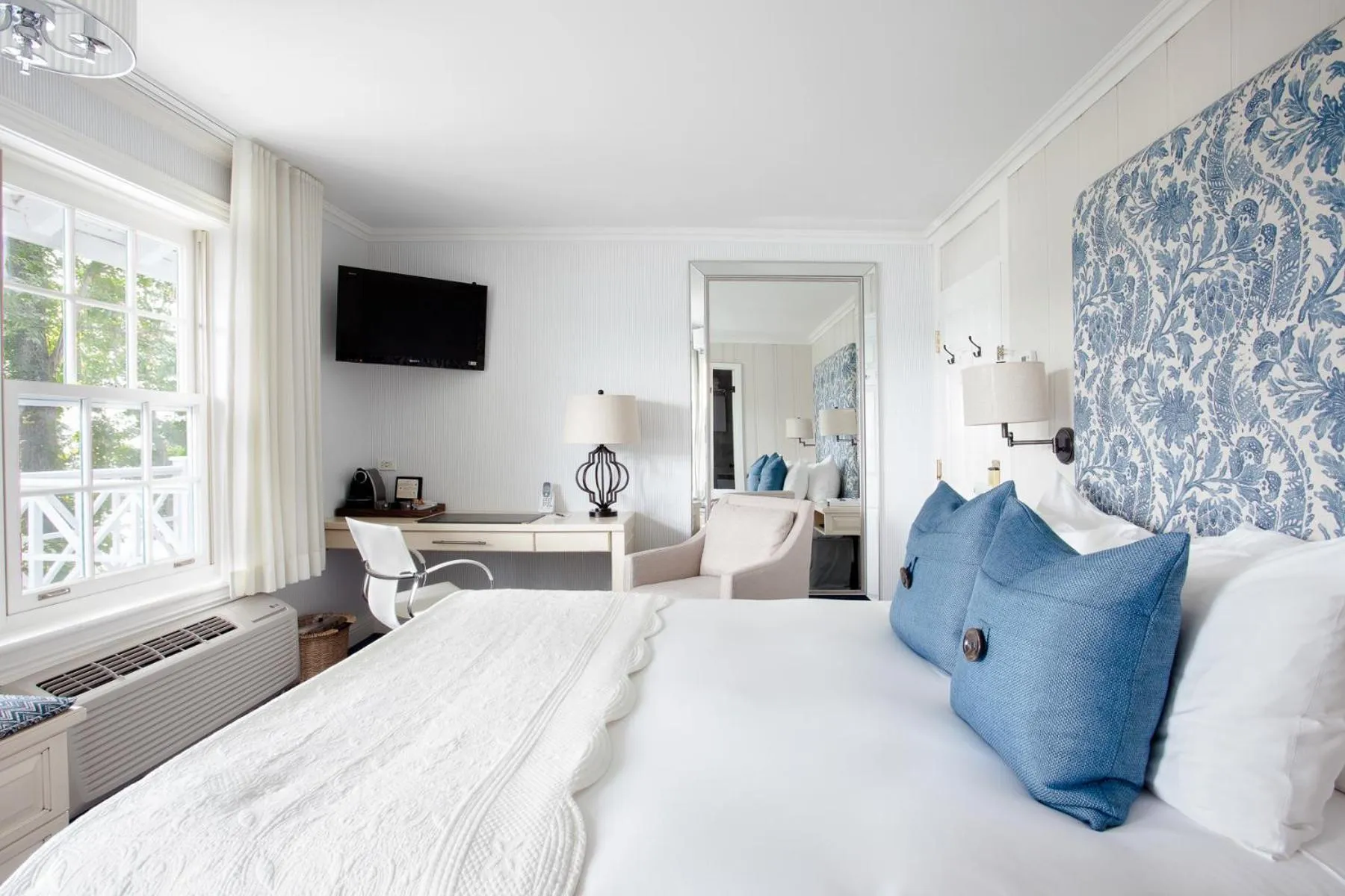 Bedroom, Bed in Manoir Hovey, Relais & Châteaux