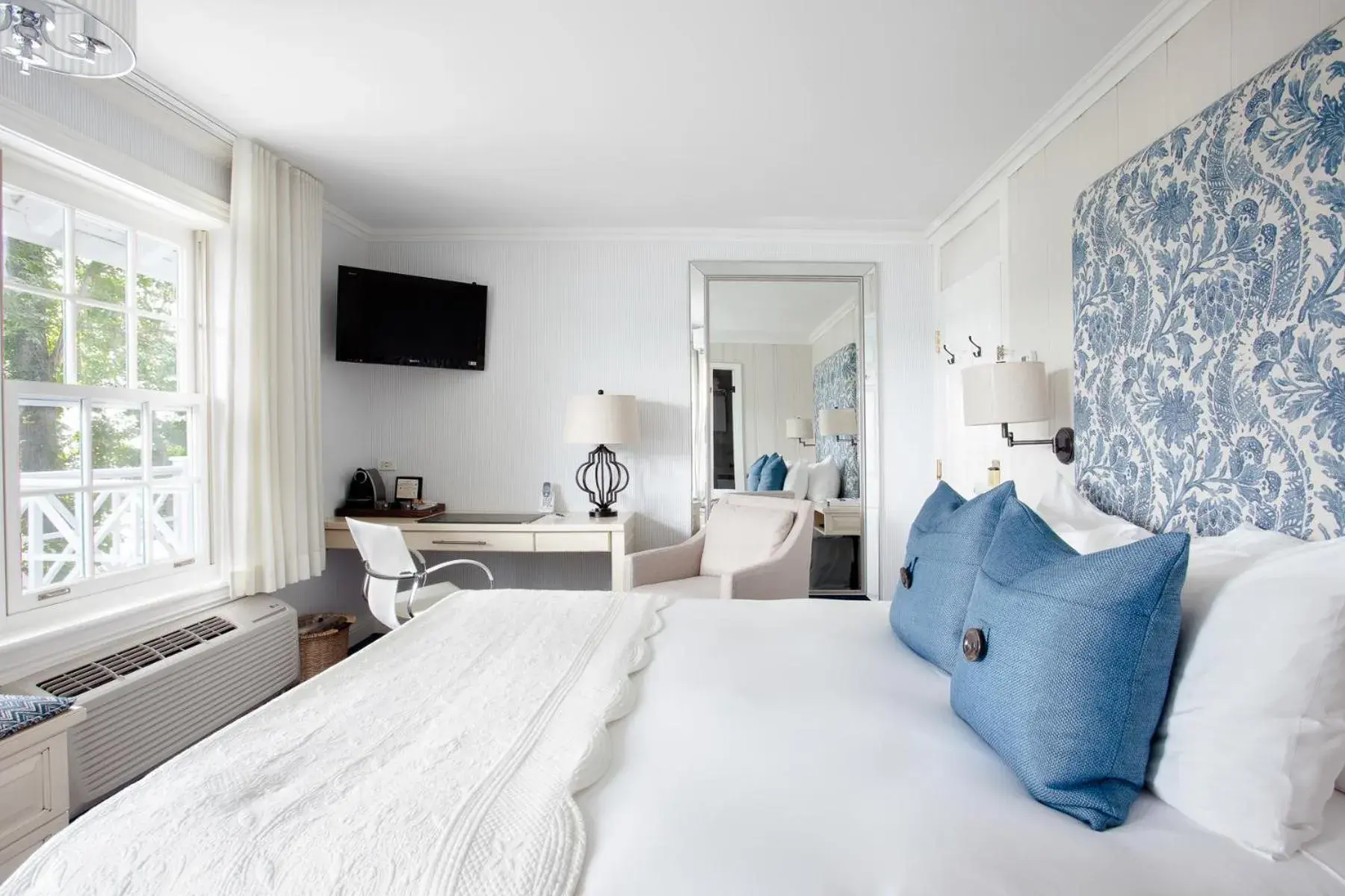 Bedroom, Bed in Manoir Hovey, Relais & Châteaux Bedroom, Bed in Manoir Hovey, Relais & Châteaux