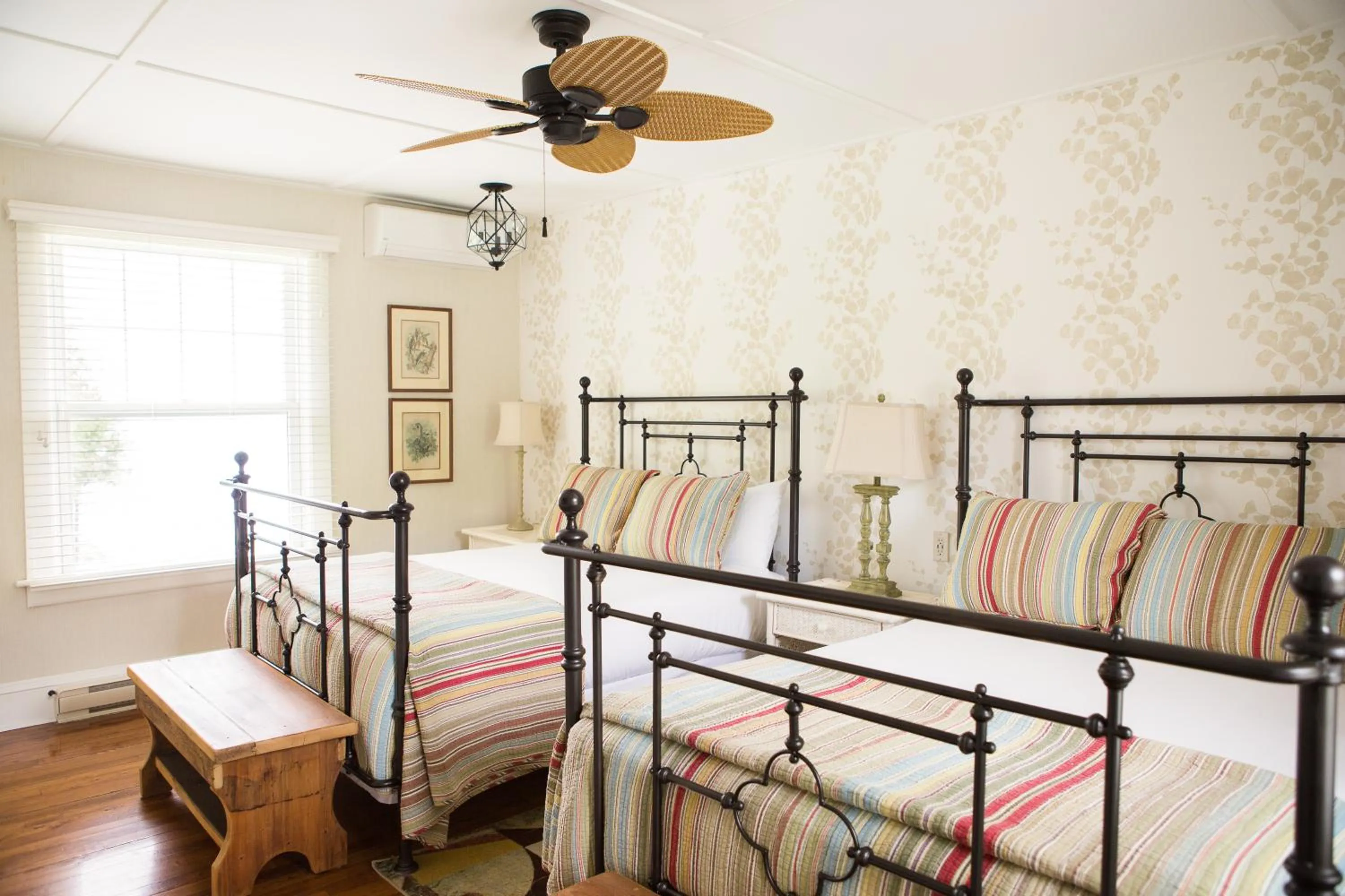 Bedroom, Bed in Manoir Hovey, Relais & Châteaux