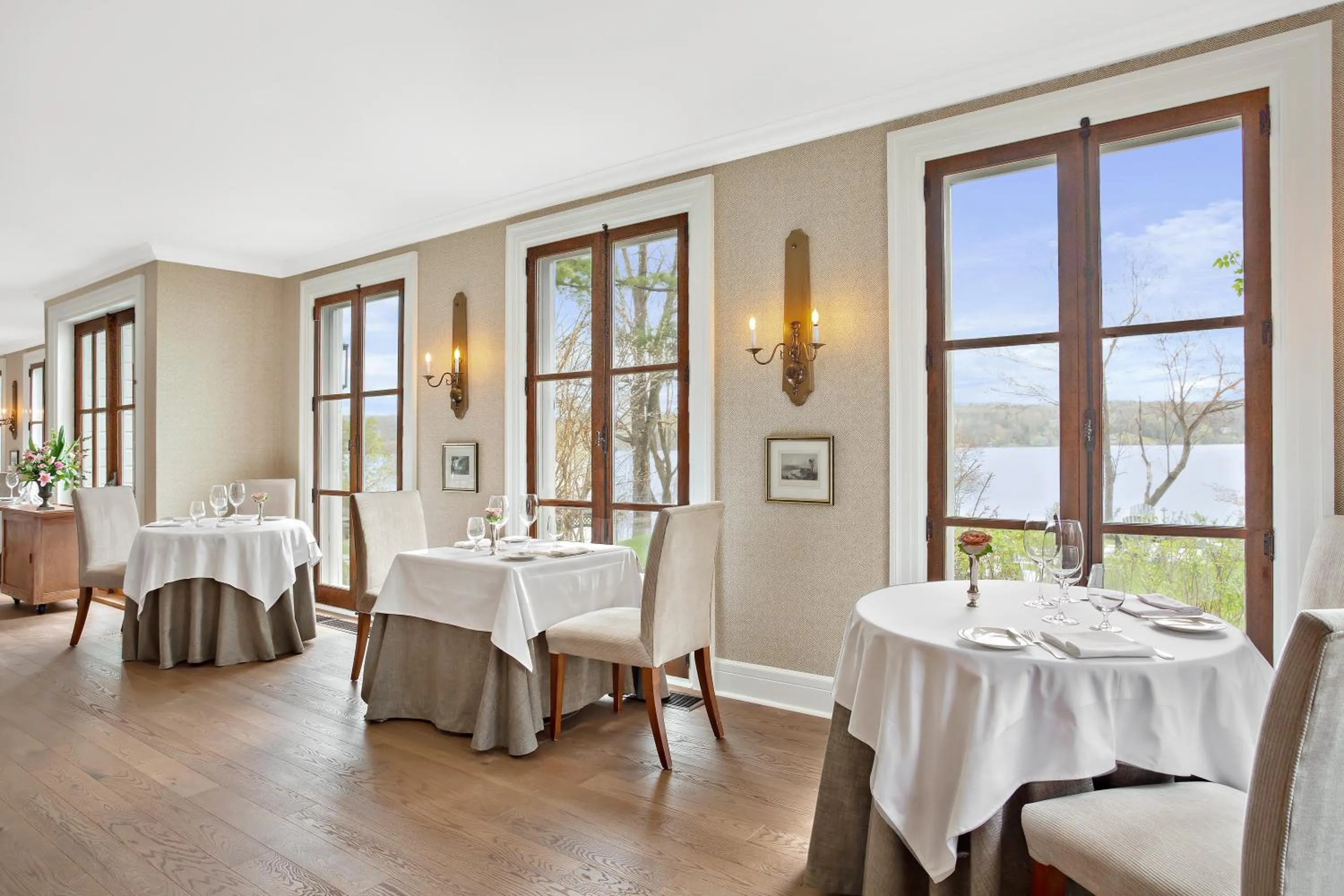 Restaurant/places to eat in Manoir Hovey, Relais & Châteaux