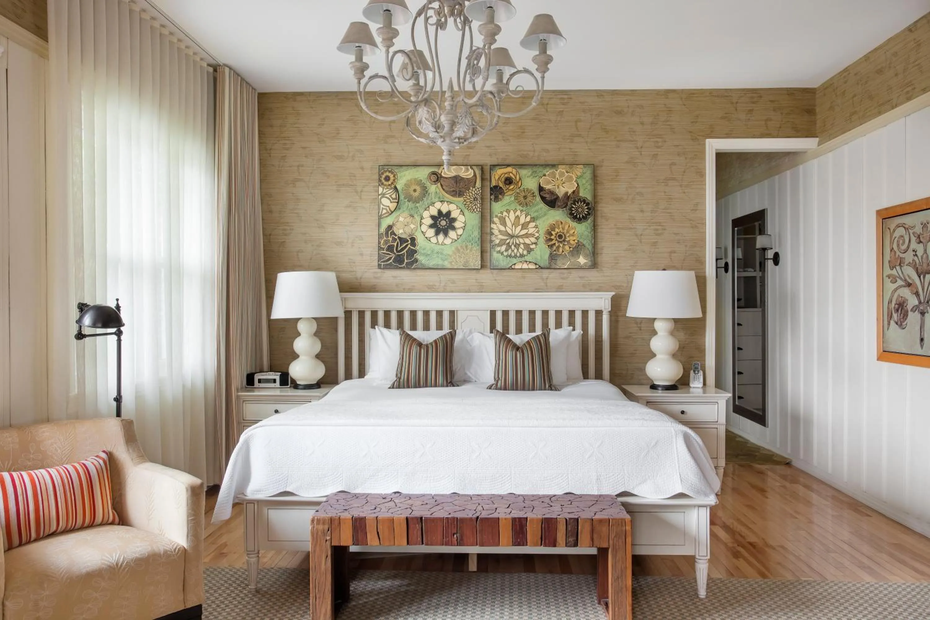 Bedroom, Bed in Manoir Hovey, Relais & Châteaux