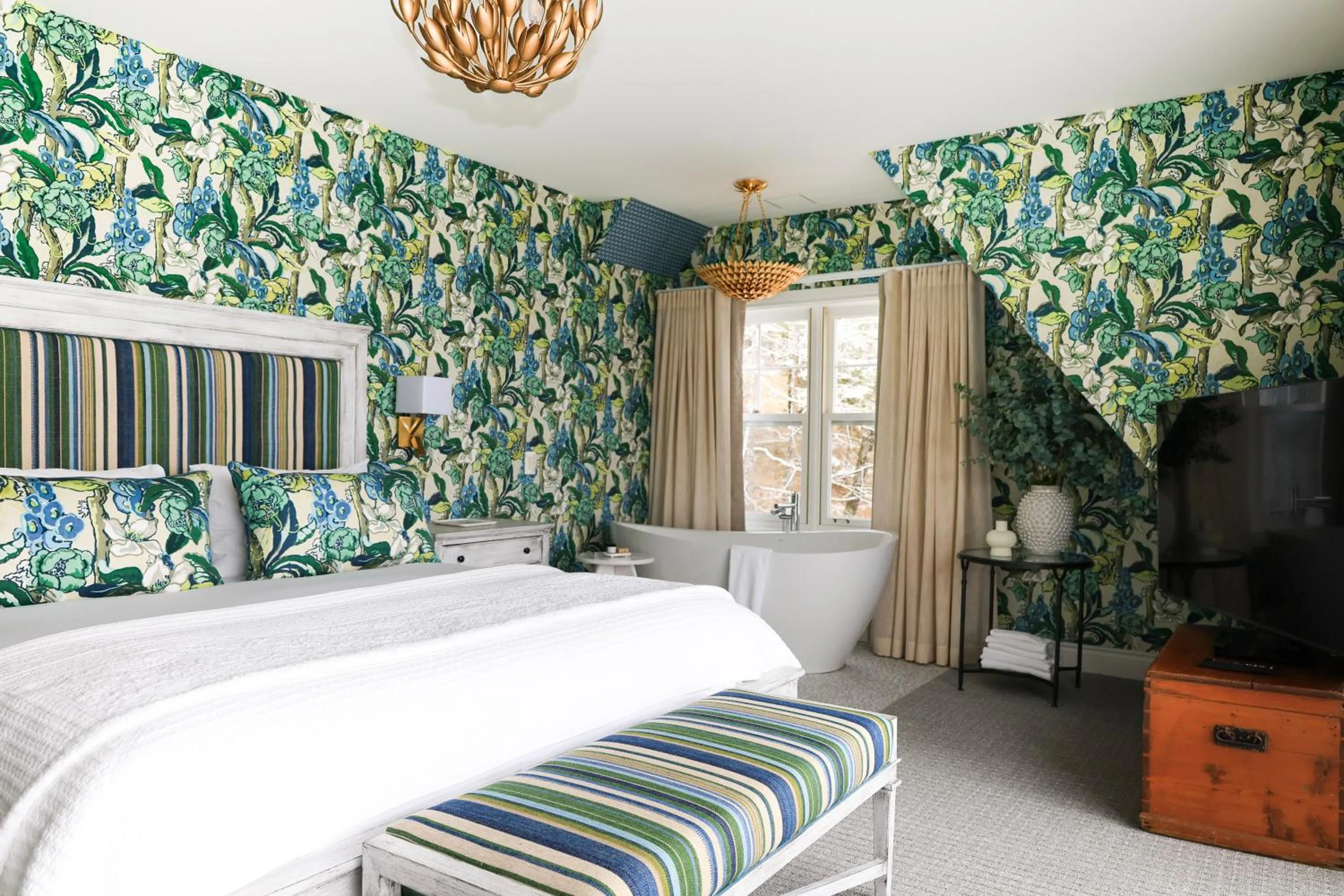 Bed in Manoir Hovey, Relais & Châteaux