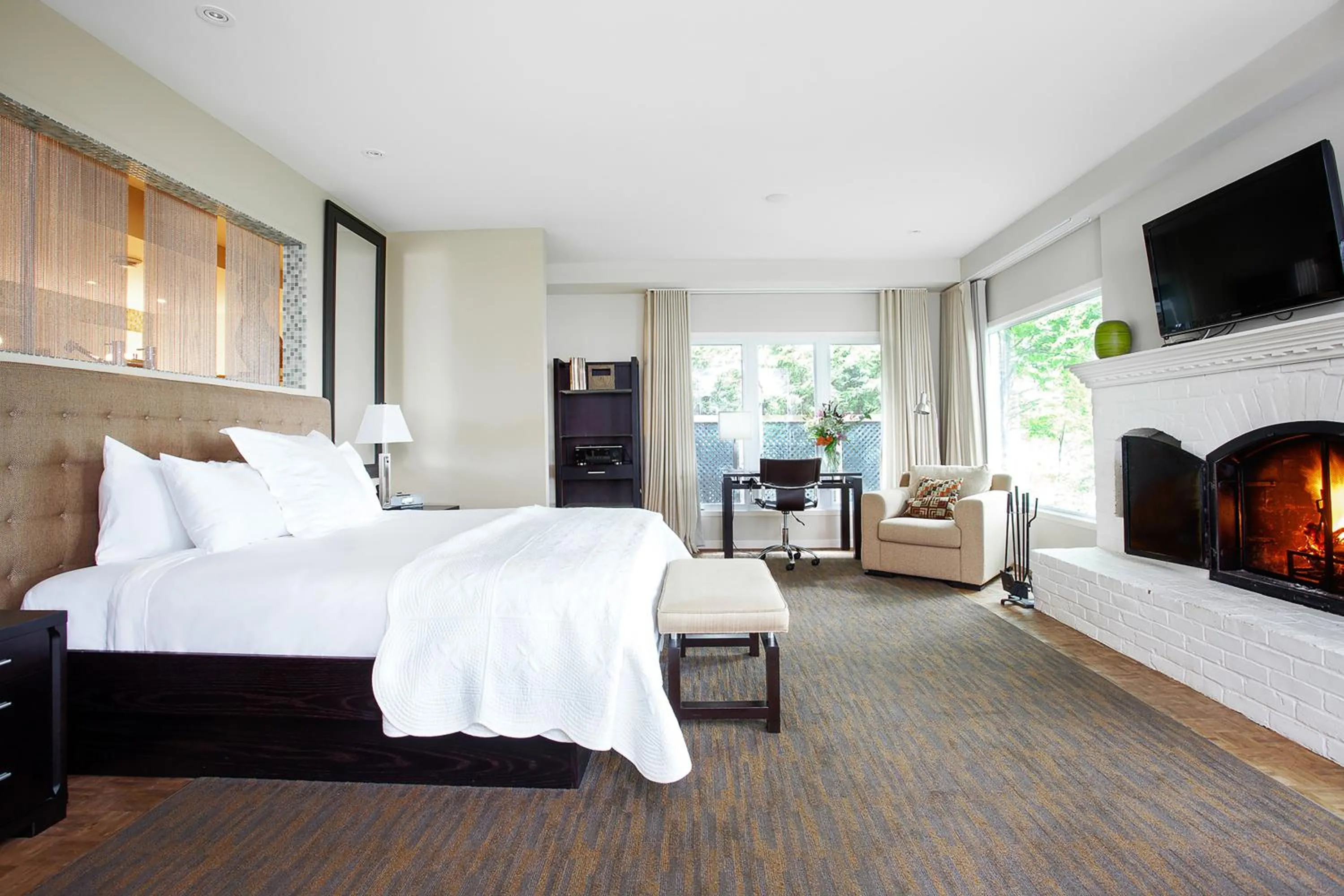 Bedroom, Bed in Manoir Hovey, Relais & Châteaux