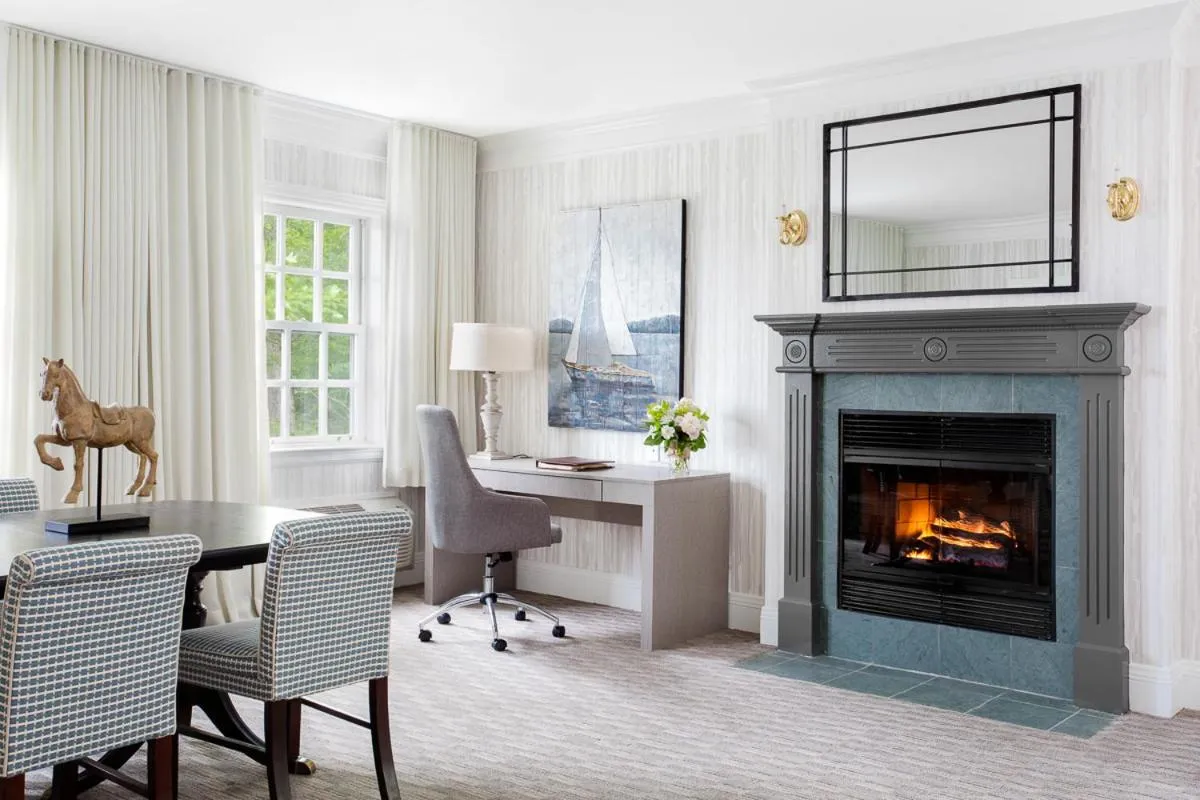 fireplace in Manoir Hovey, Relais & Châteaux