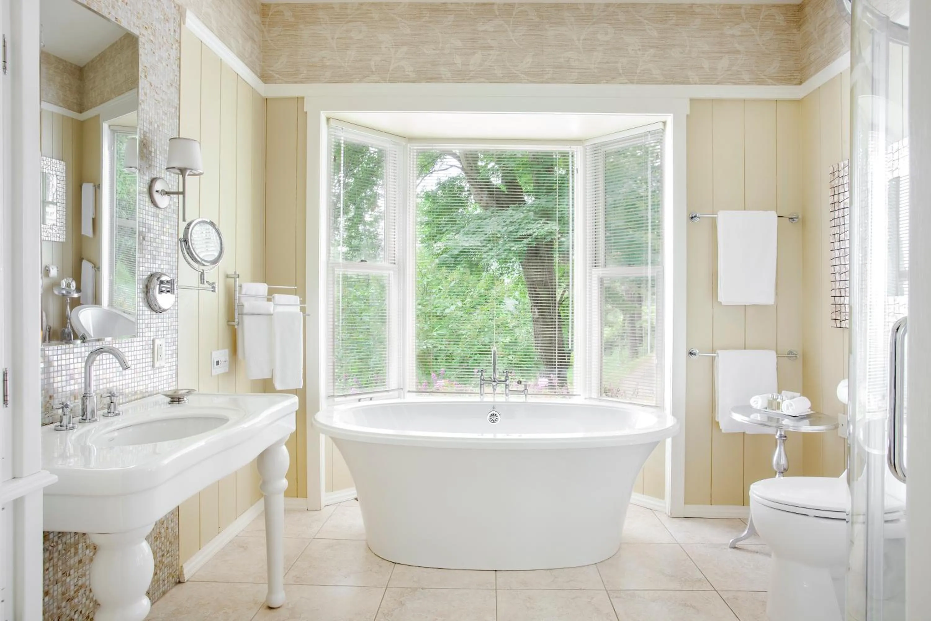 Bathroom in Manoir Hovey, Relais & Châteaux