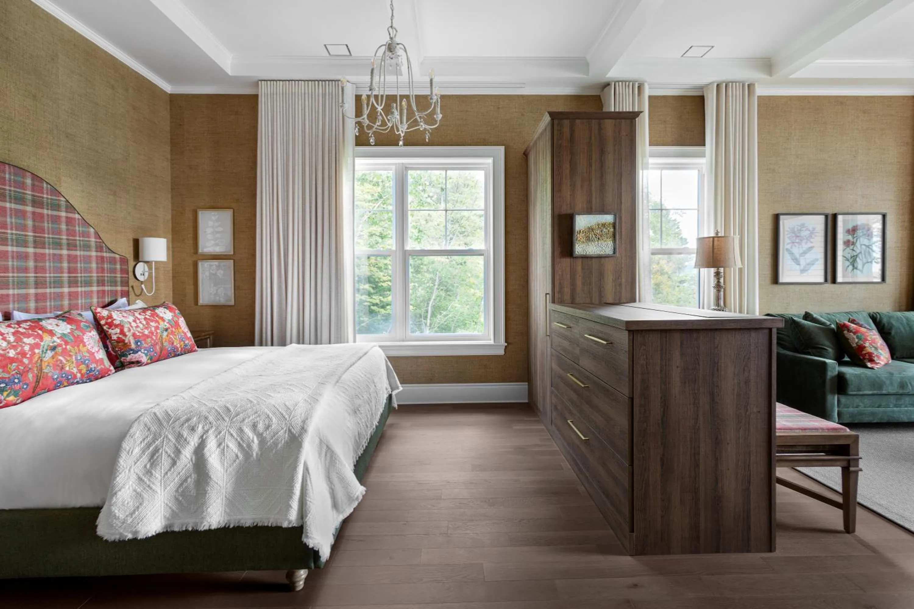 Bedroom, Bed in Manoir Hovey, Relais & Châteaux