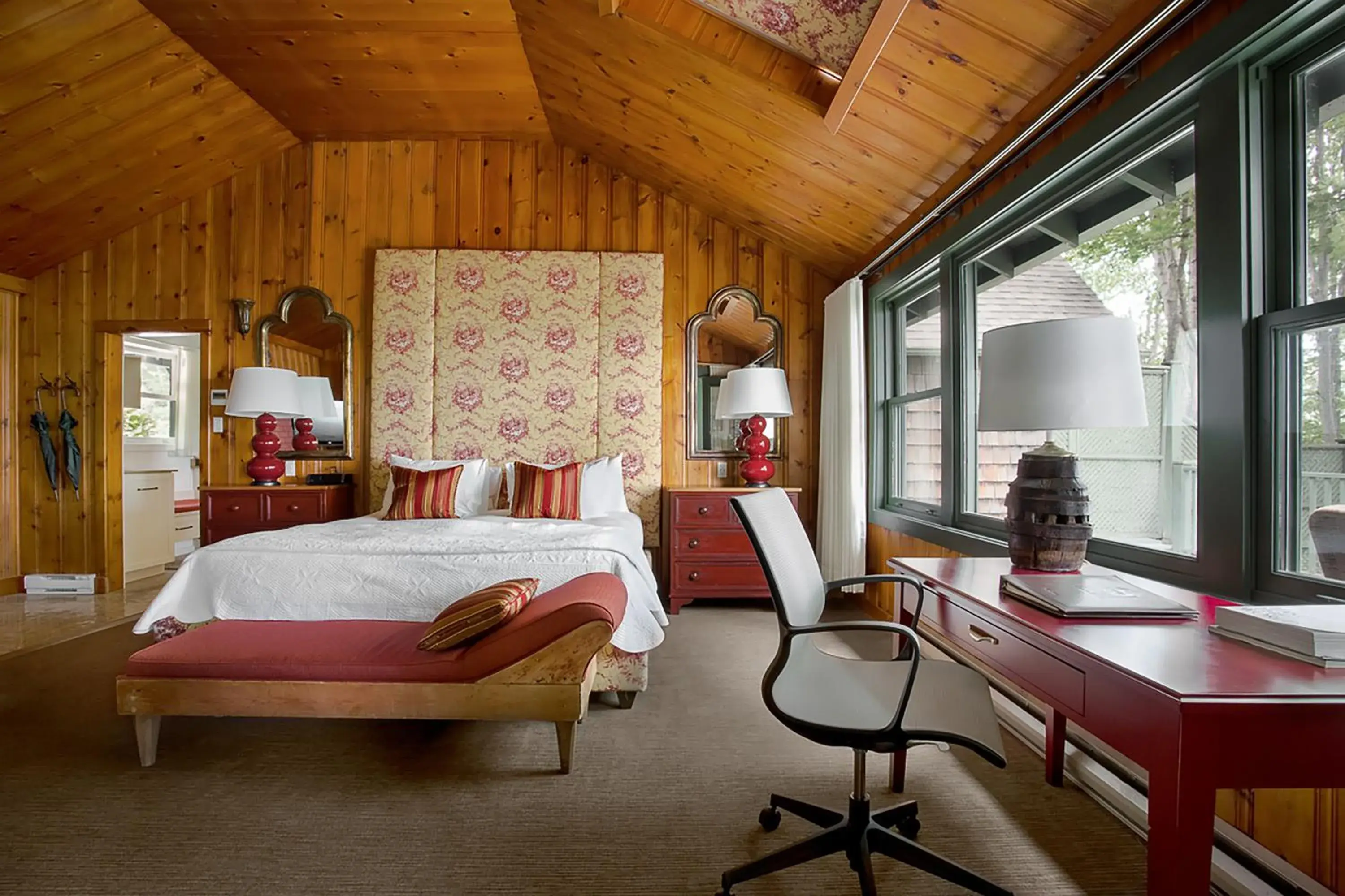 King Suite in Manoir Hovey, Relais & Châteaux King Suite in Manoir Hovey, Relais & Châteaux