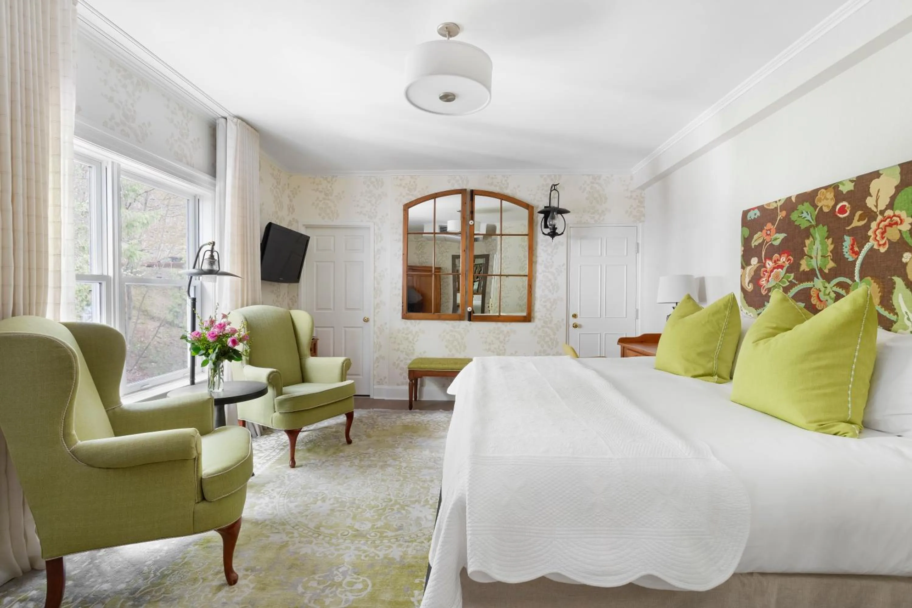 Bedroom, Bed in Manoir Hovey, Relais & Châteaux