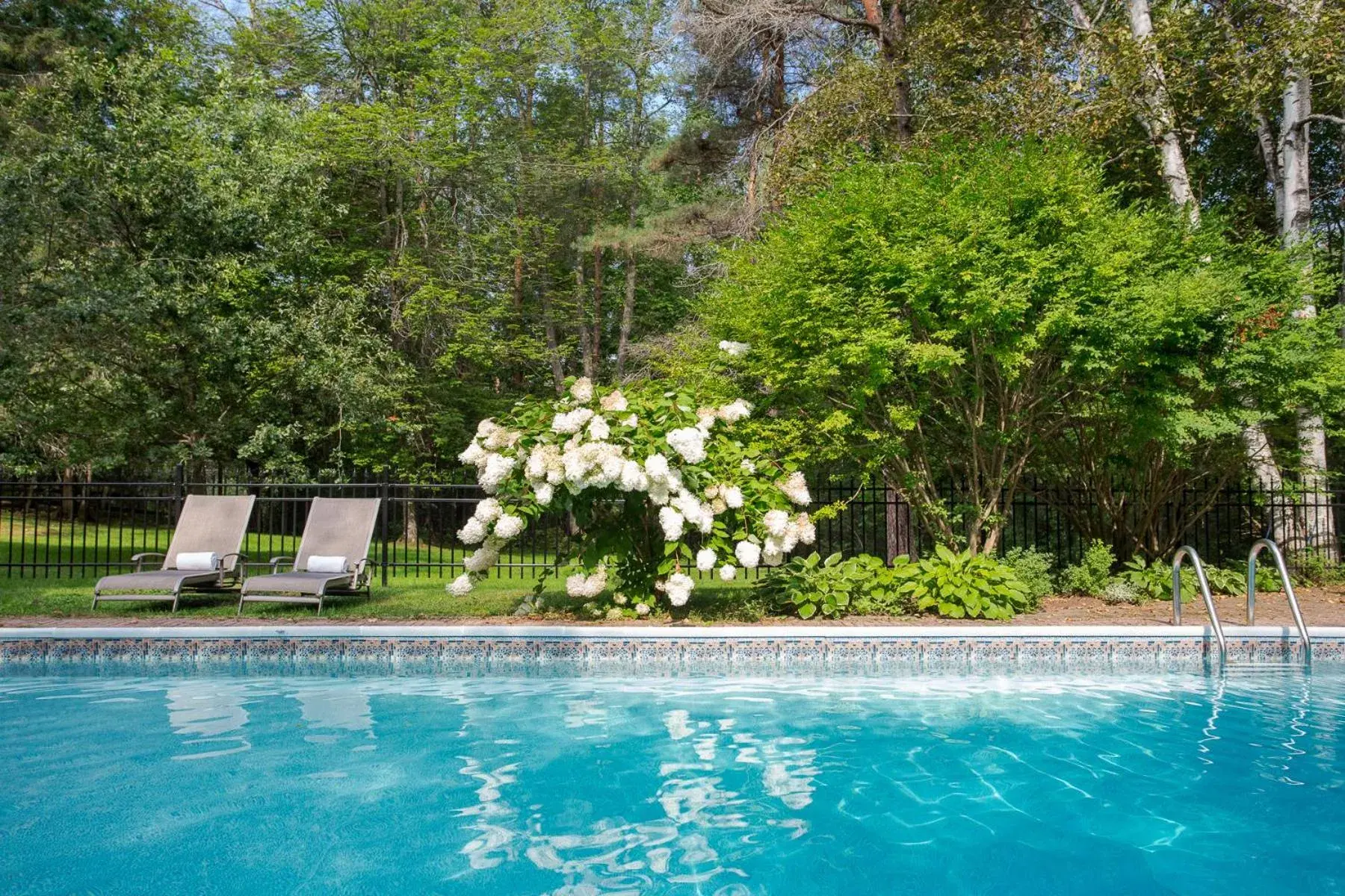 Swimming pool in Manoir Hovey, Relais & Châteaux Swimming pool in Manoir Hovey, Relais & Châteaux