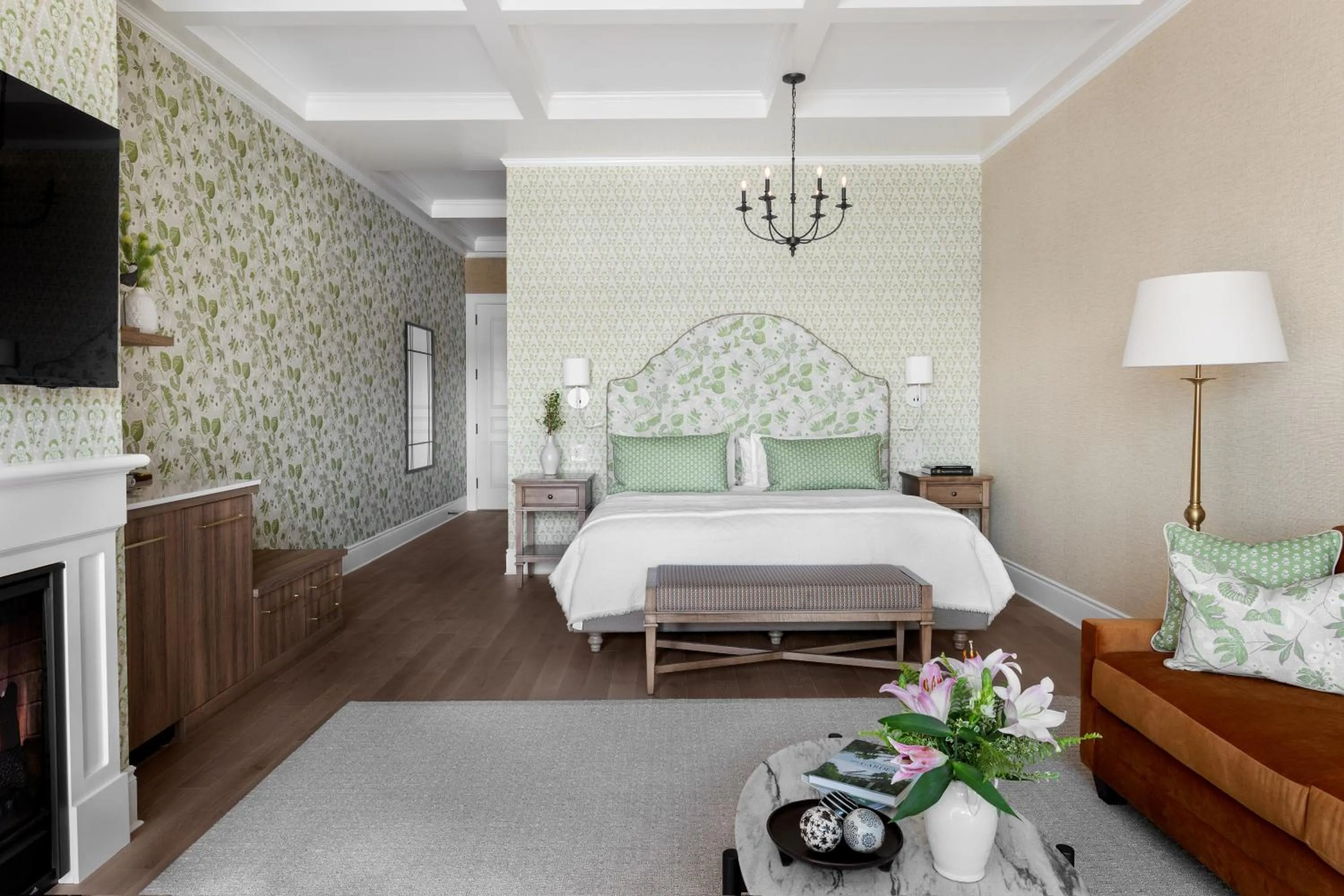 Bedroom, Bed in Manoir Hovey, Relais & Châteaux