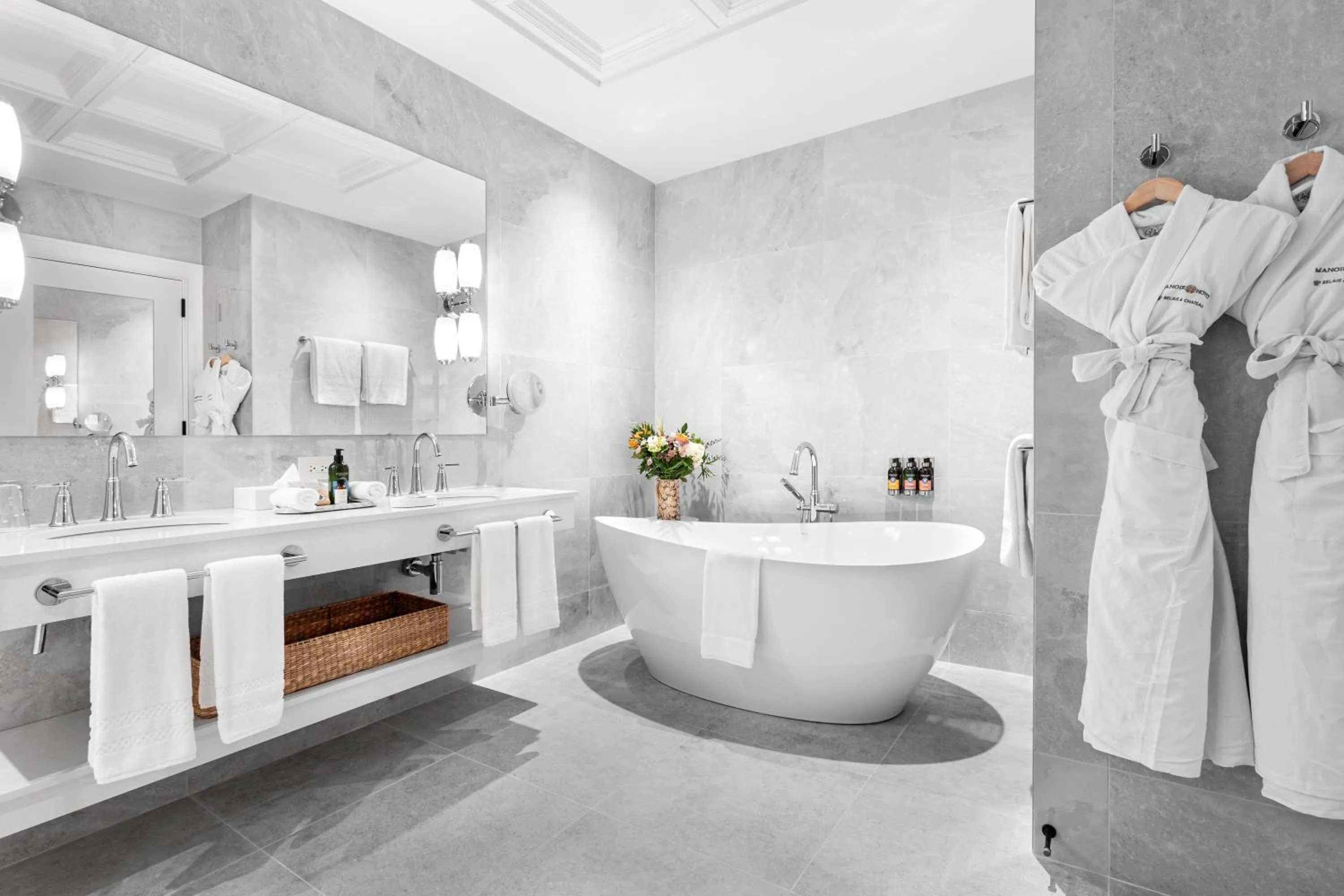 Bathroom in Manoir Hovey, Relais & Châteaux