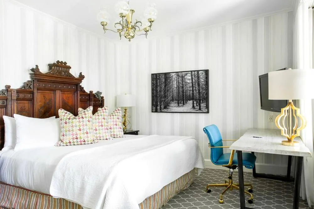 Bed in Manoir Hovey, Relais & Châteaux