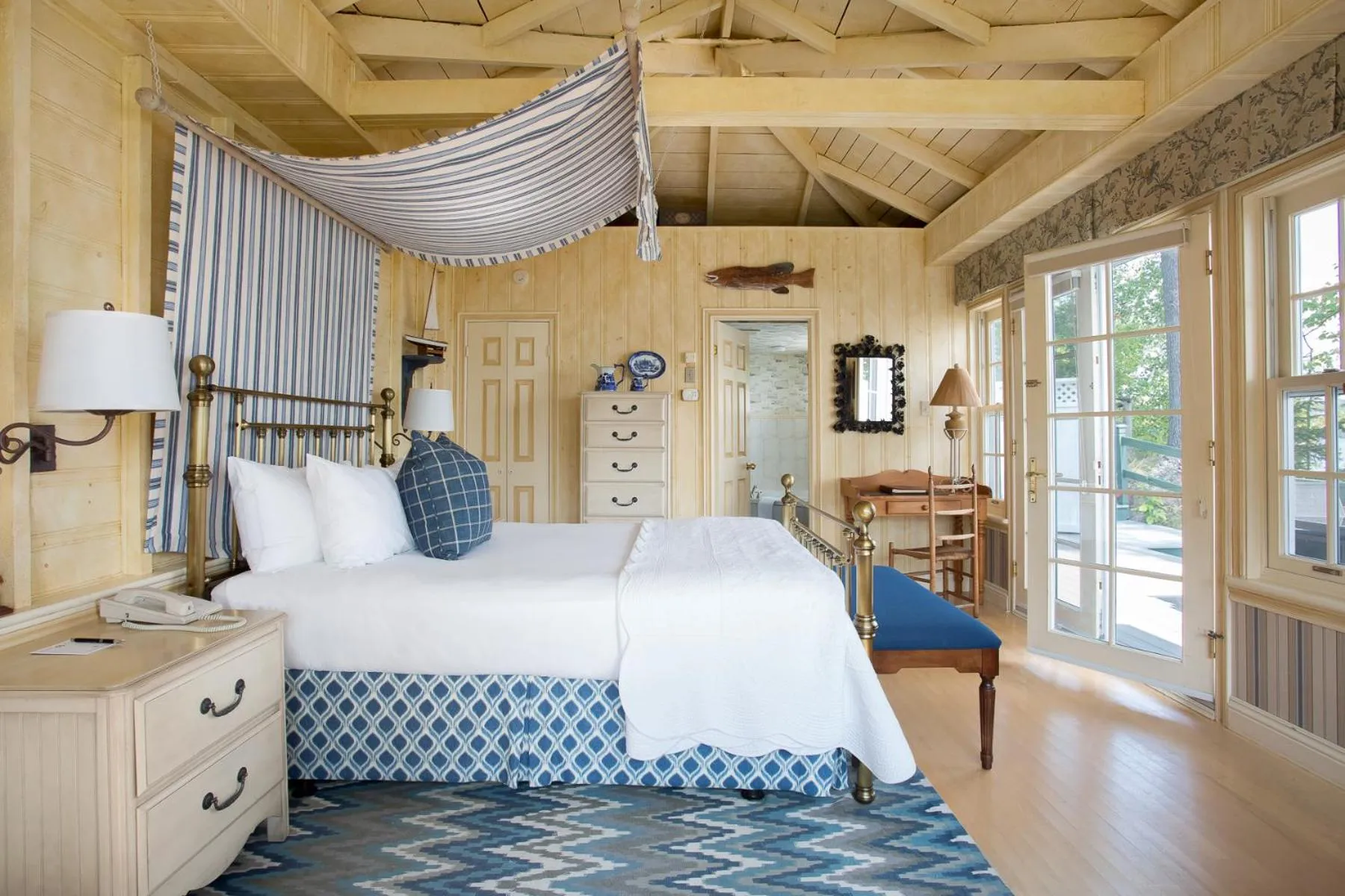 Bed in Manoir Hovey, Relais & Châteaux