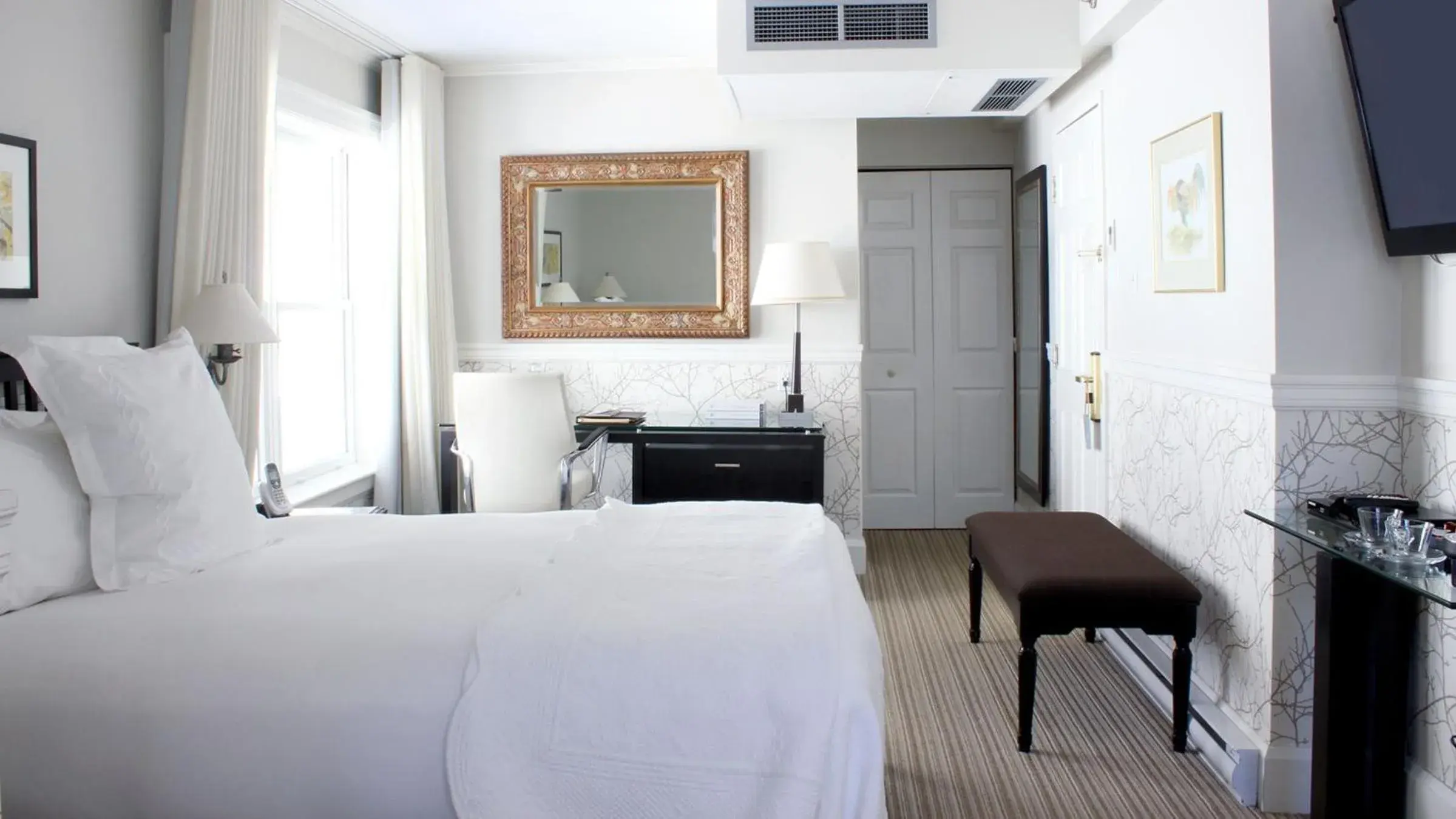 Bedroom, Bed in Manoir Hovey, Relais & Châteaux Bedroom, Bed in Manoir Hovey, Relais & Châteaux