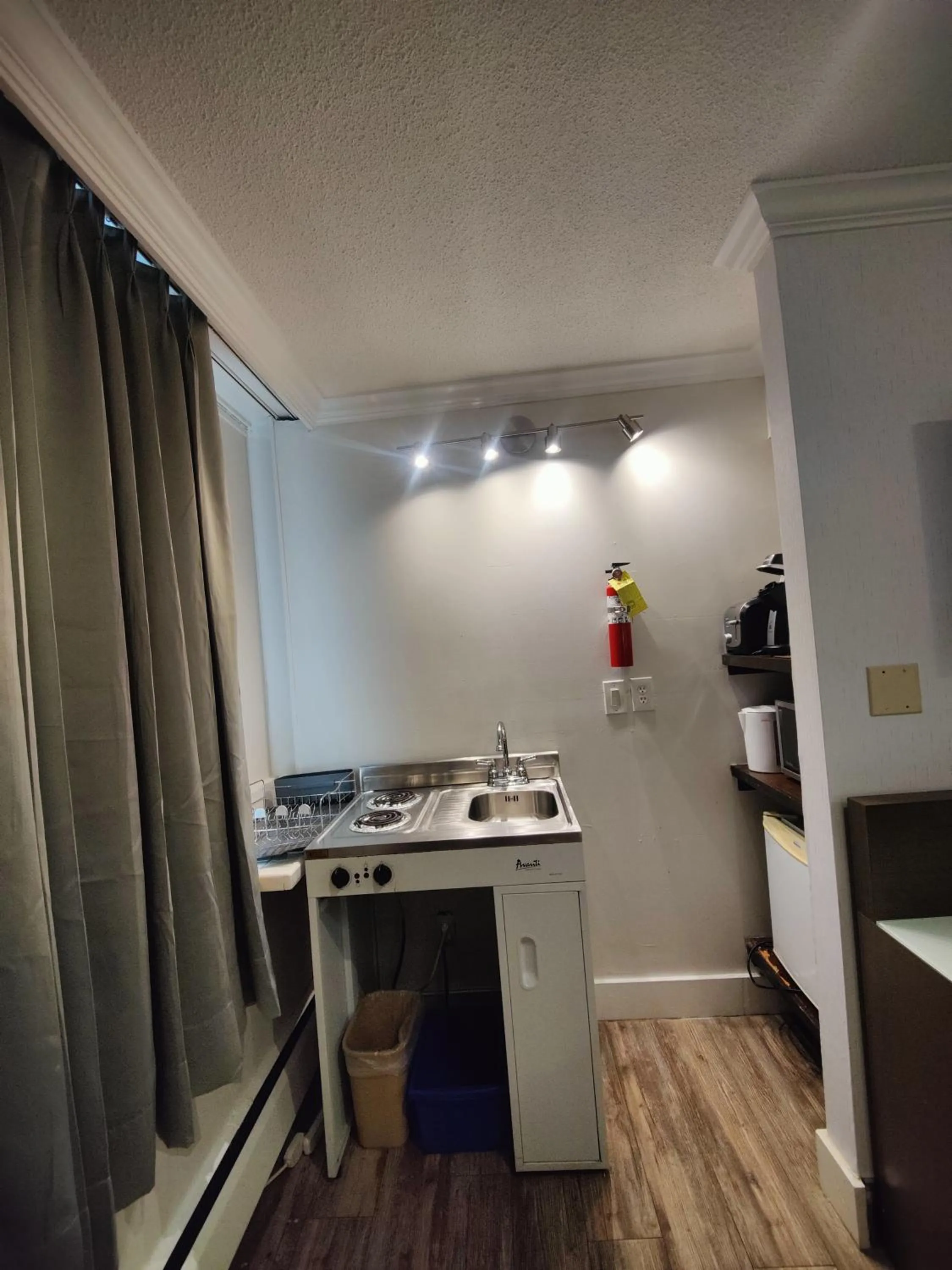 stove in Divya Sutra Suites on Robson Downtown Vancouver