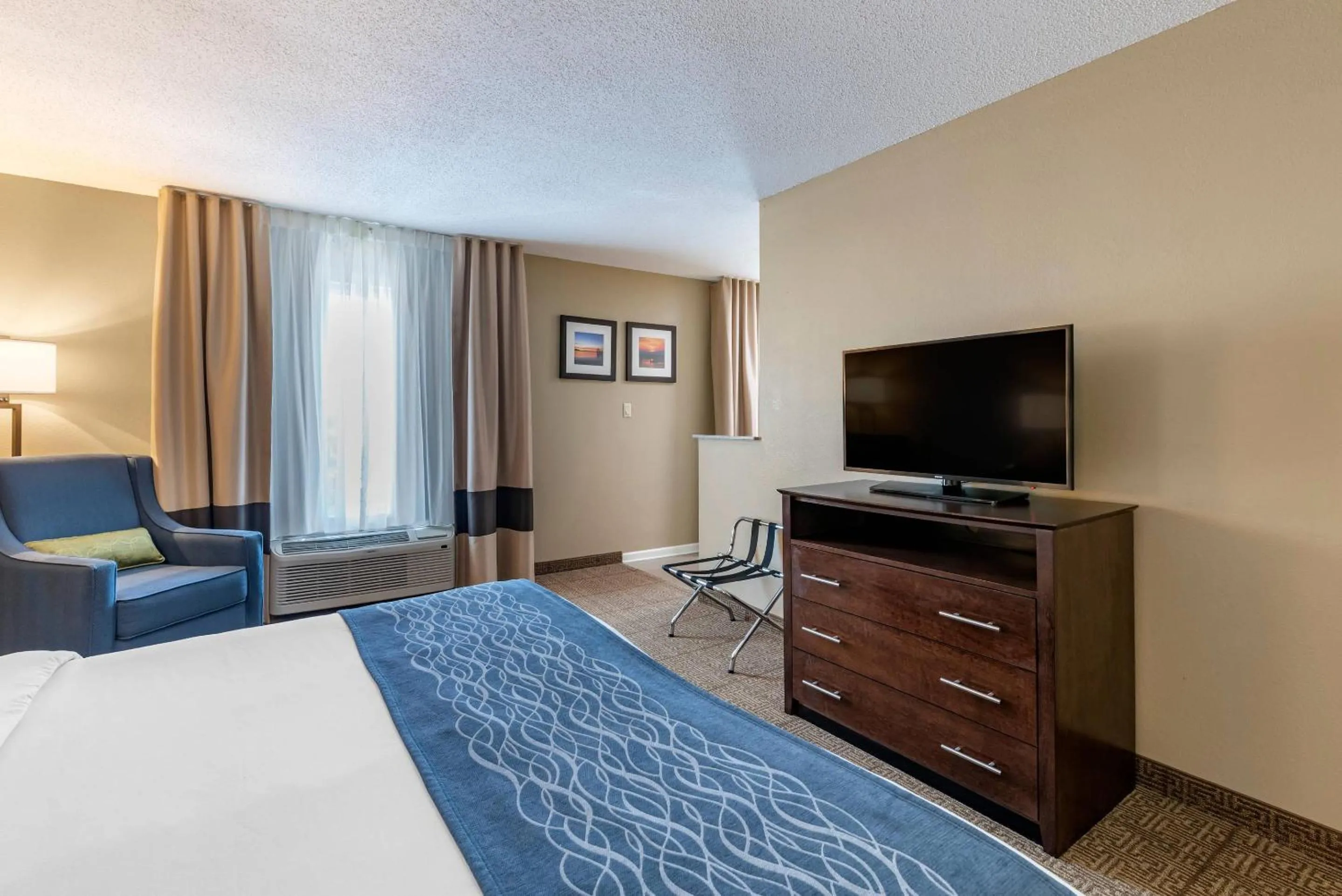 Bedroom, Bed in Comfort Inn & Suites Bryant - Benton
