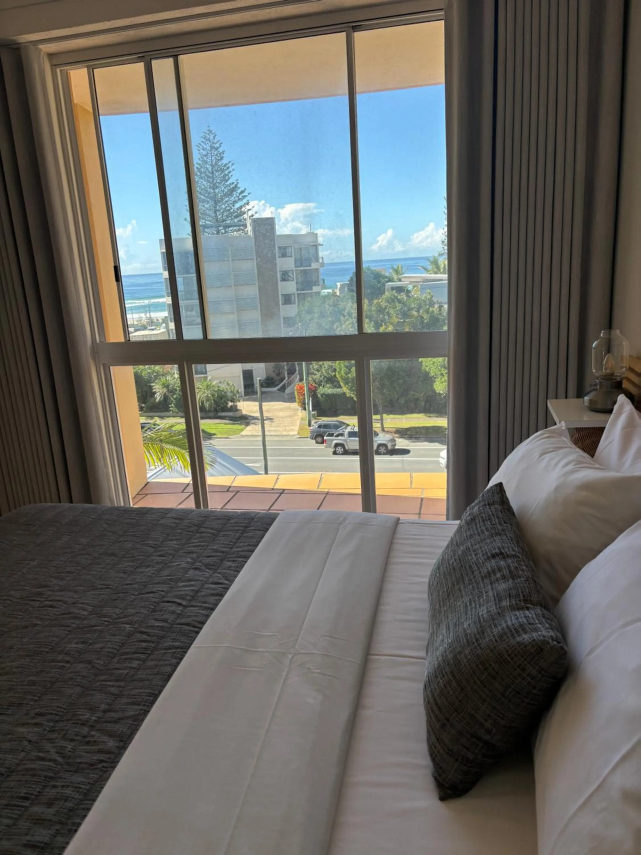 Bed in San Mateo On Broadbeach