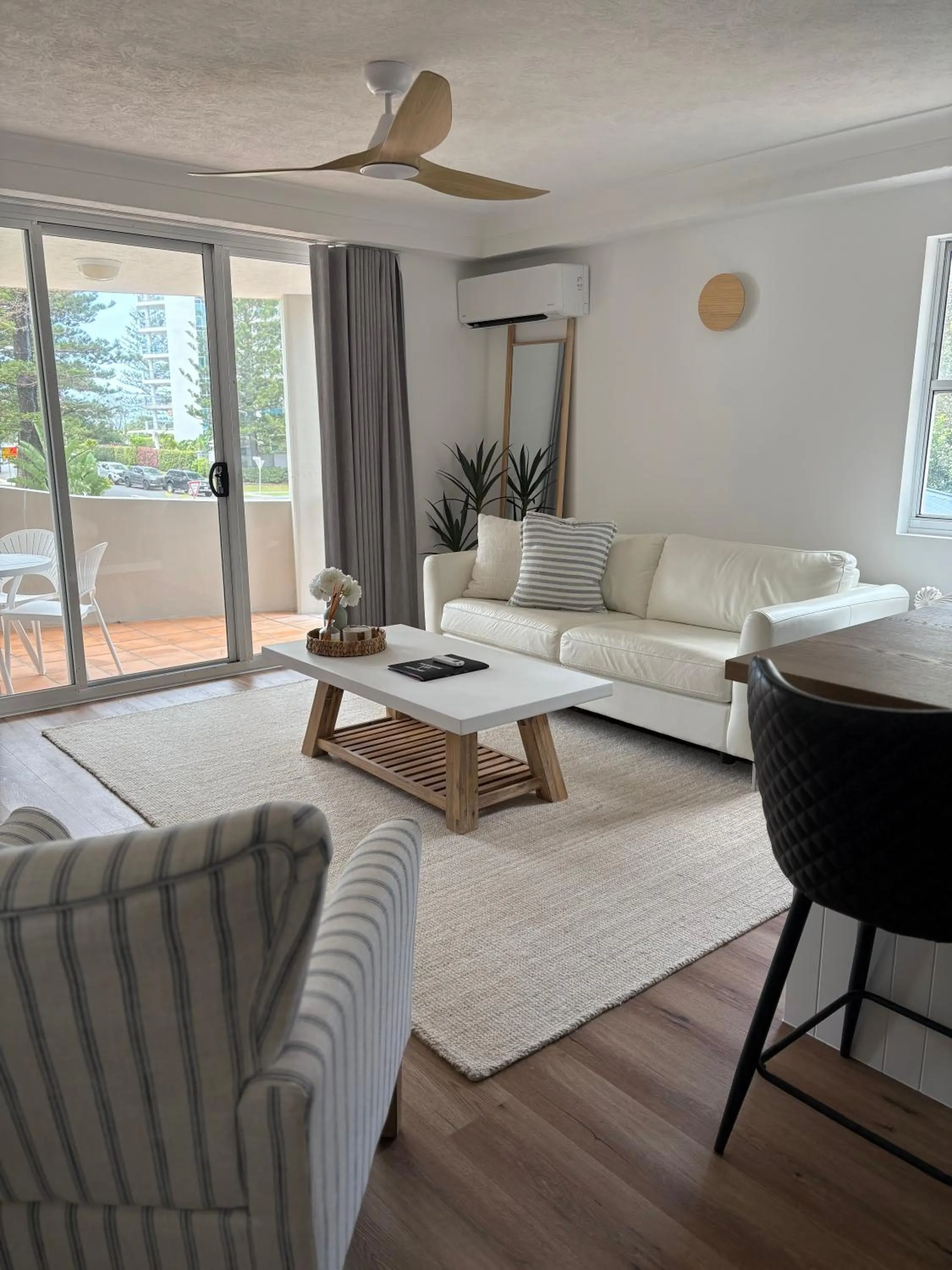 Living room, Bed in San Mateo On Broadbeach